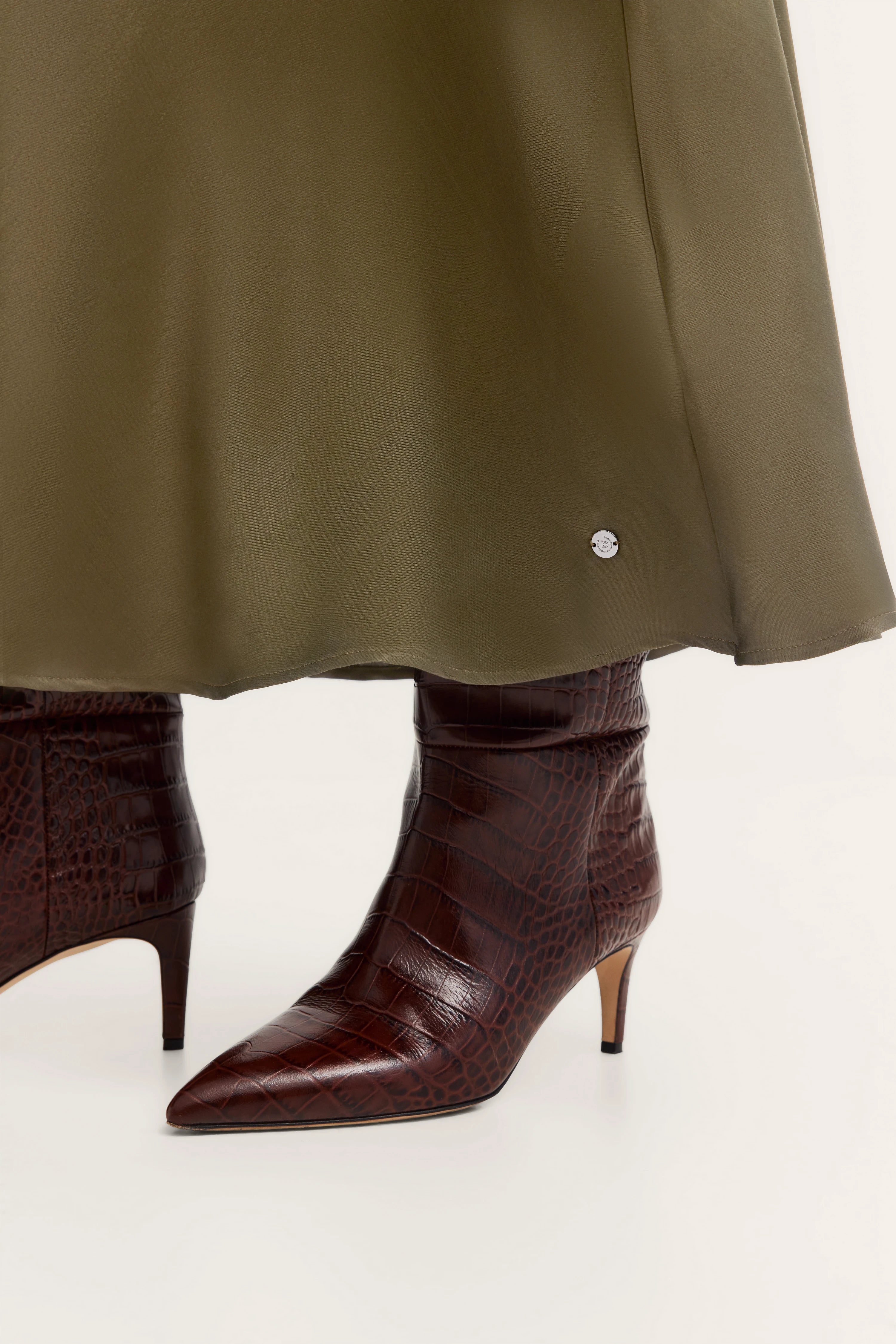 Elegante, olijfgroene bugatti rok van satijn, vloeiend en tijdloos, perfect voor stijlvolle verschijningen.