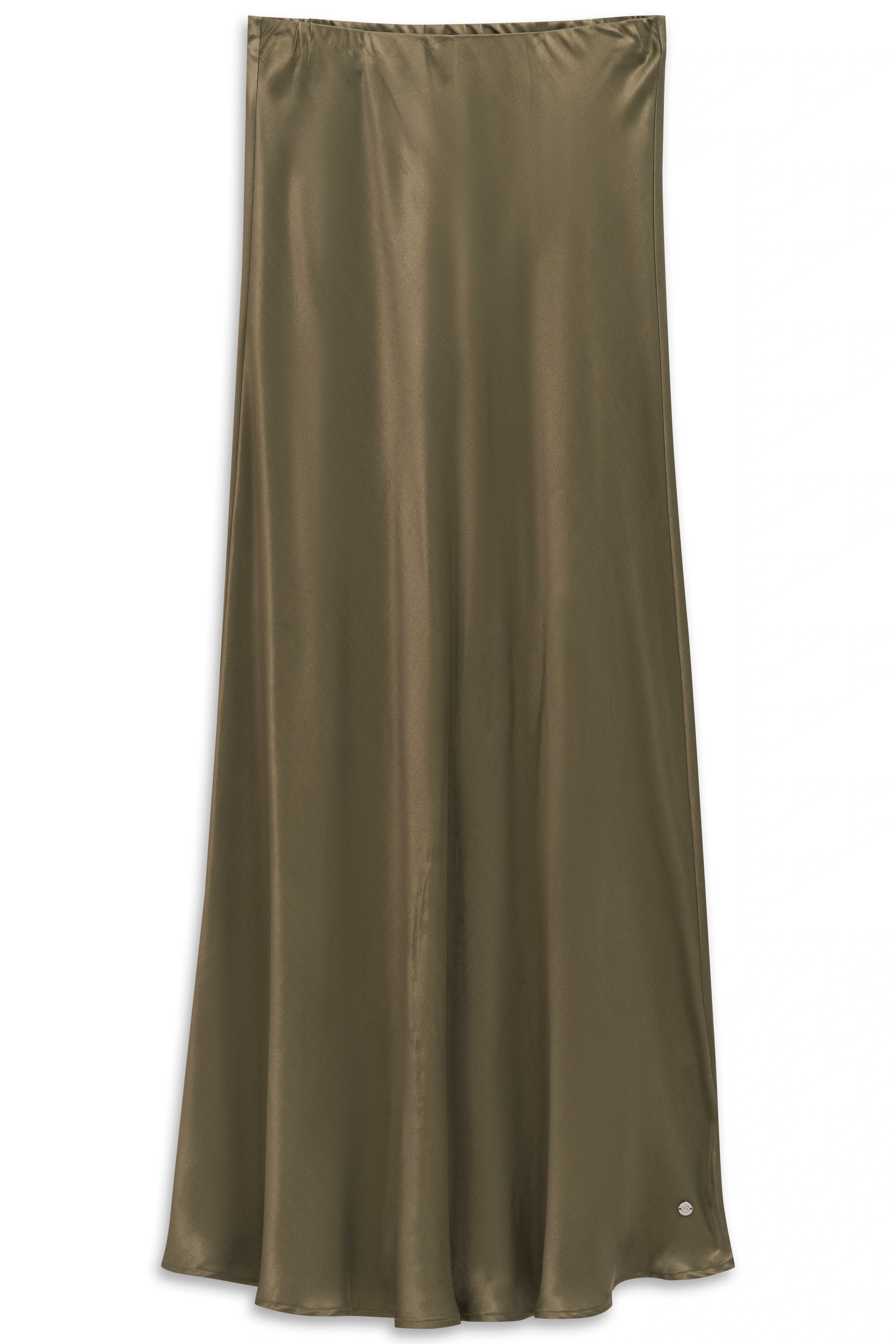 Model in donkergroene trui, olijfkleurige rok, bruine laarzen, staand, frontaal.