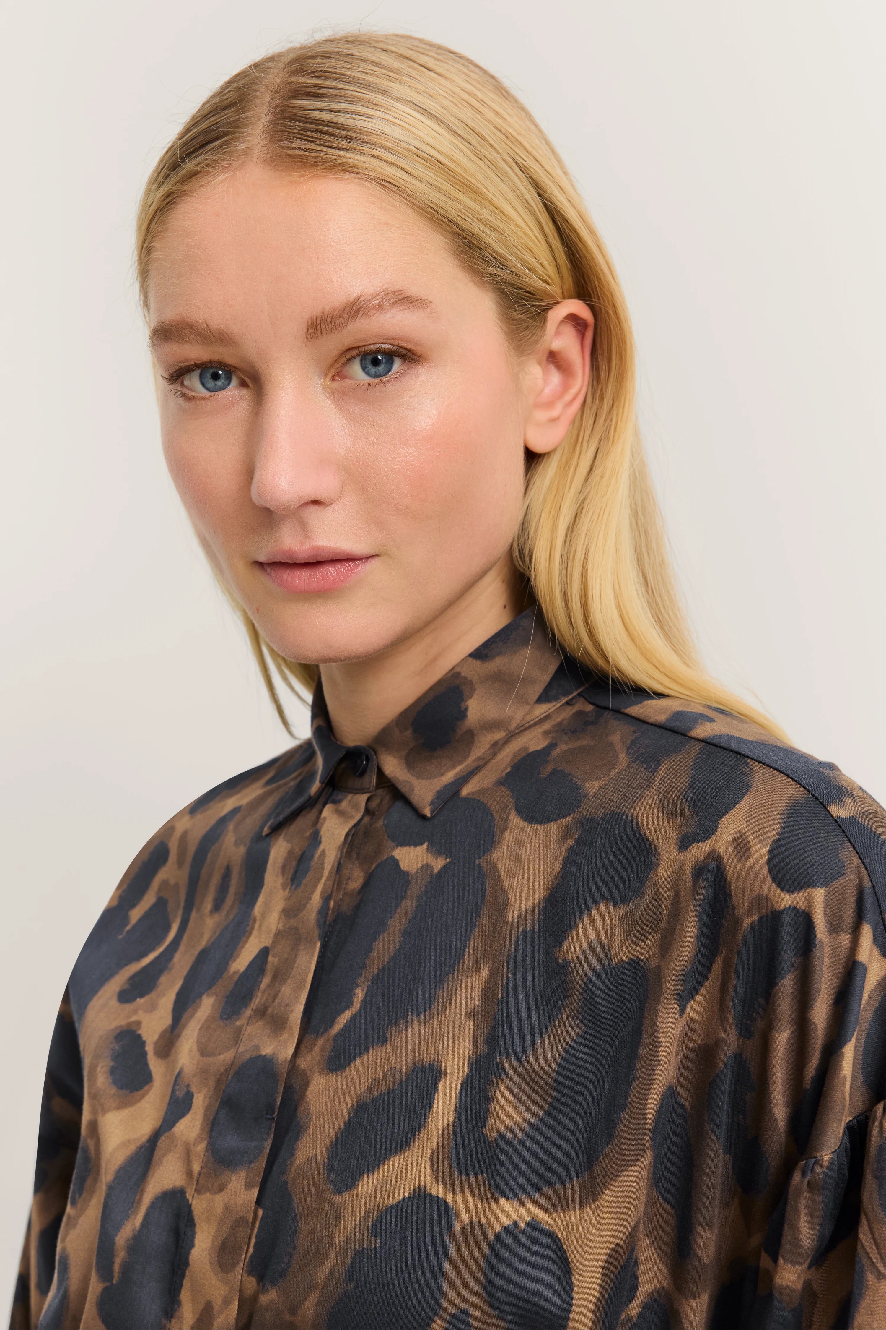 Bust portrait of a bugatti blouse in brown-black leopard print, stylish and elegant.