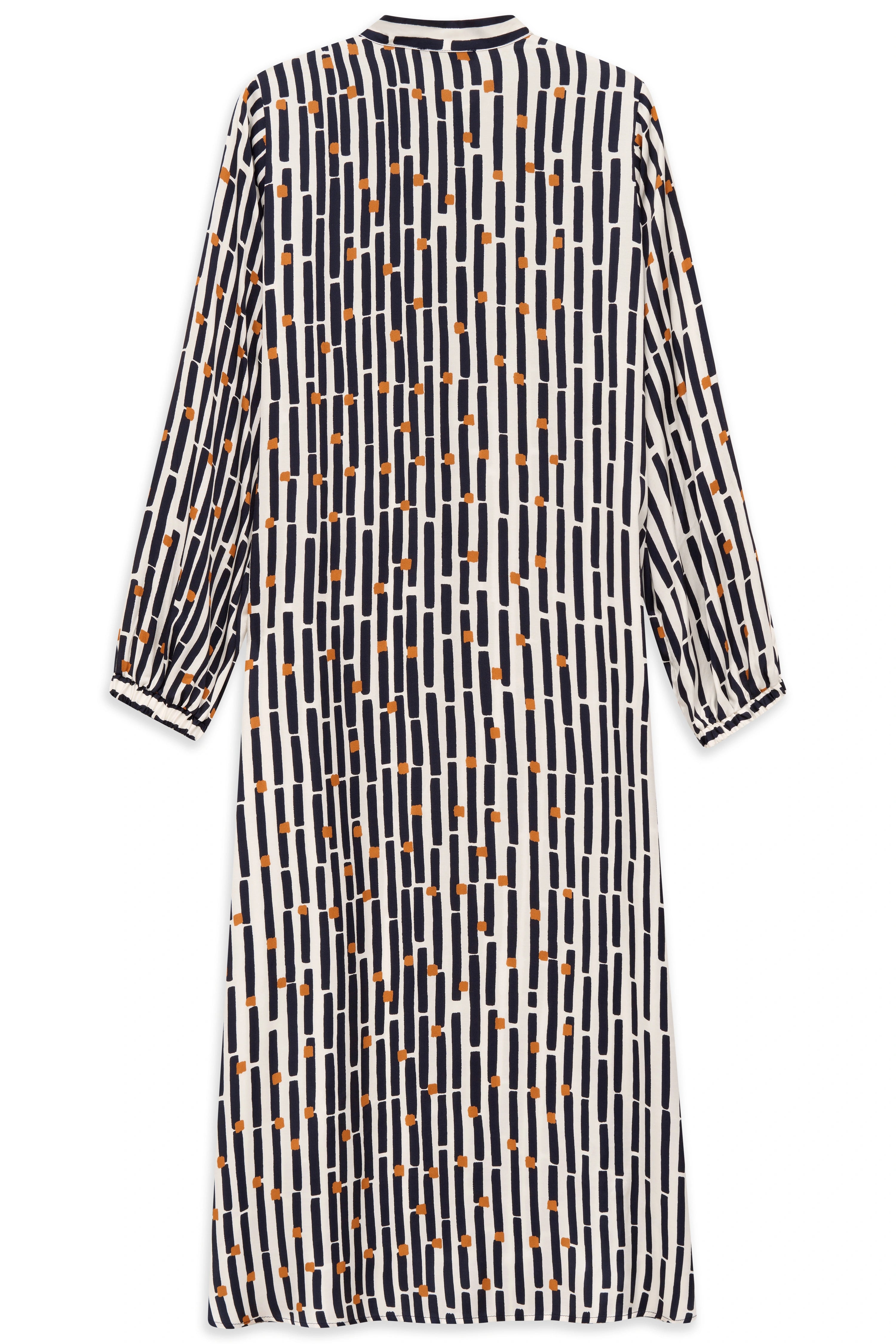 Langes Kleid mit grafischem Muster in Schwarz und Orange, Büstenbild.