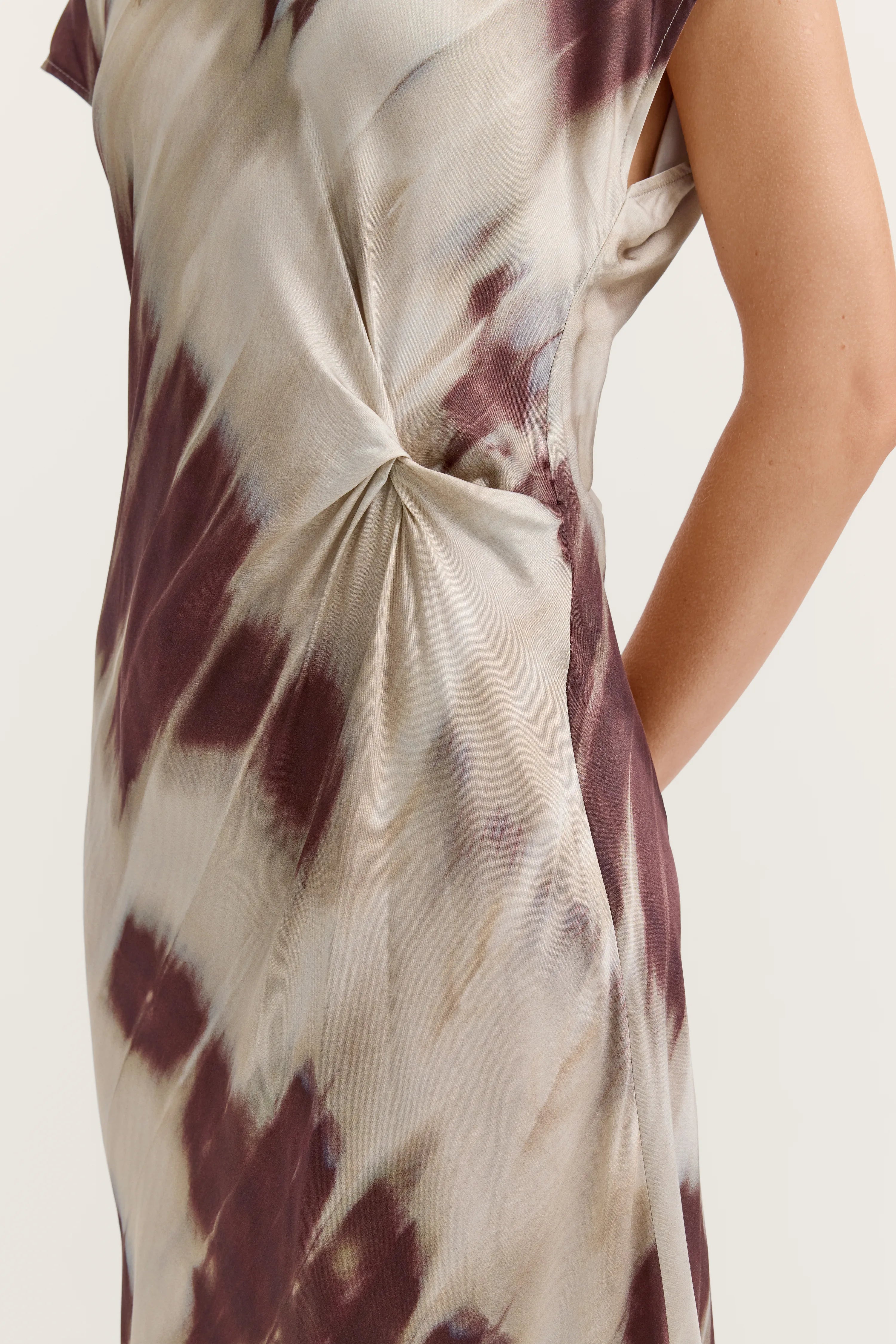 Ärmelloses Kleid in Beige und Bordeaux, abstraktes Muster, Close-up, elegante Raffinesse von bugatti.