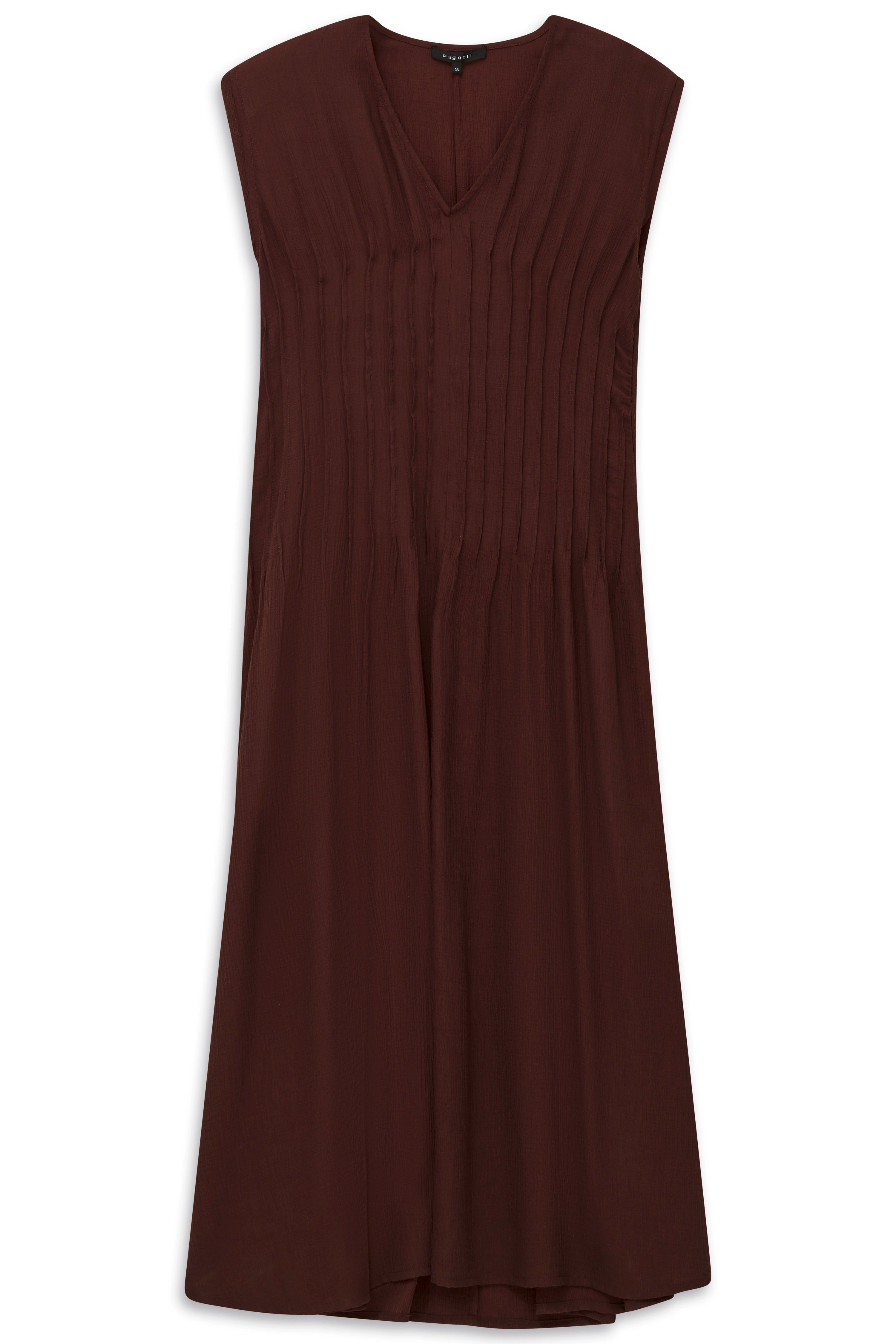 Ärmelloses, braunes Kleid von bugatti, mit V-Ausschnitt und dezentem Faltenmuster, Büstenbild.