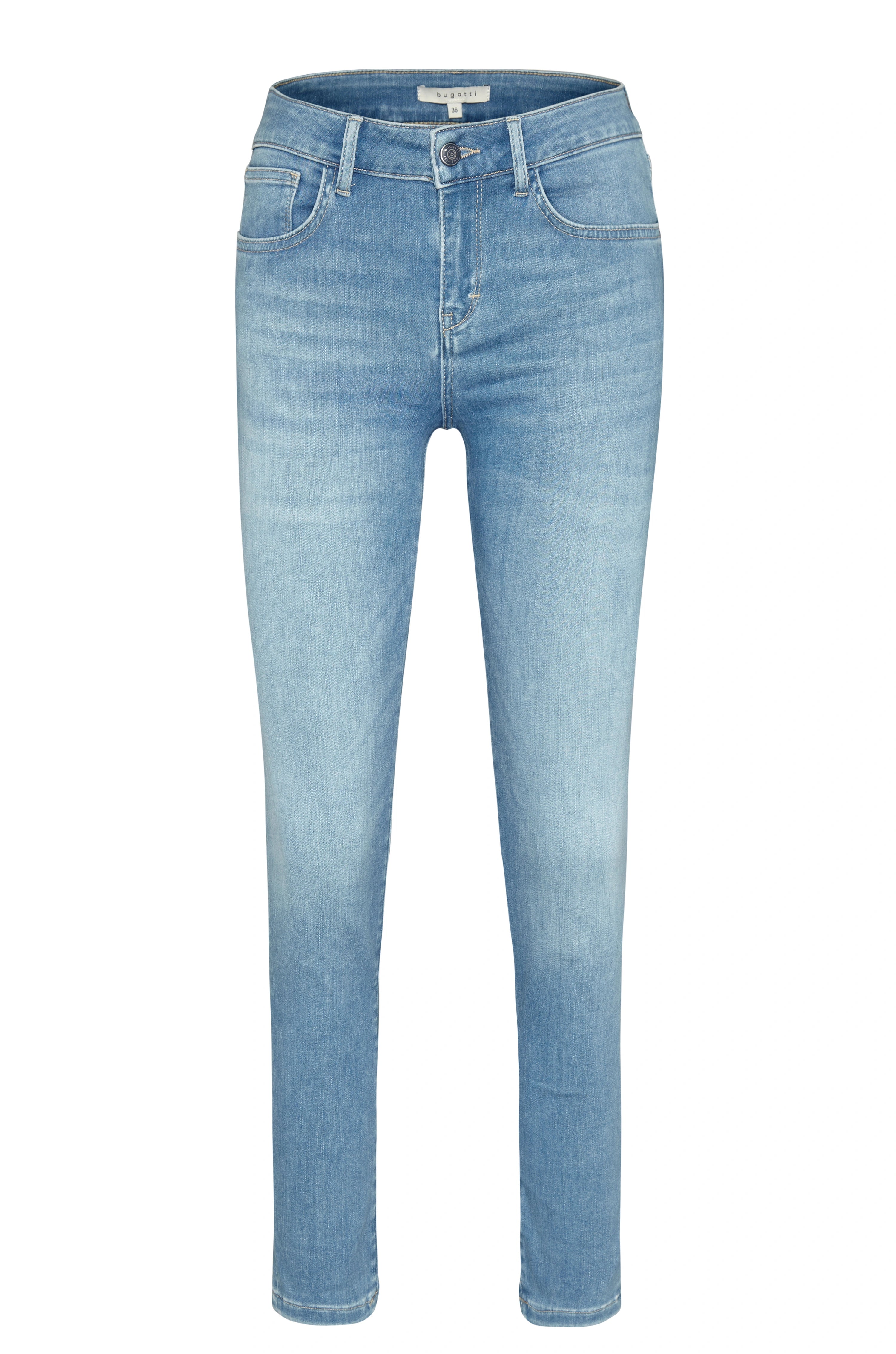 Model draagt turkooise trui en blauwe jeans. Ontspannen houding, handen in zakken.