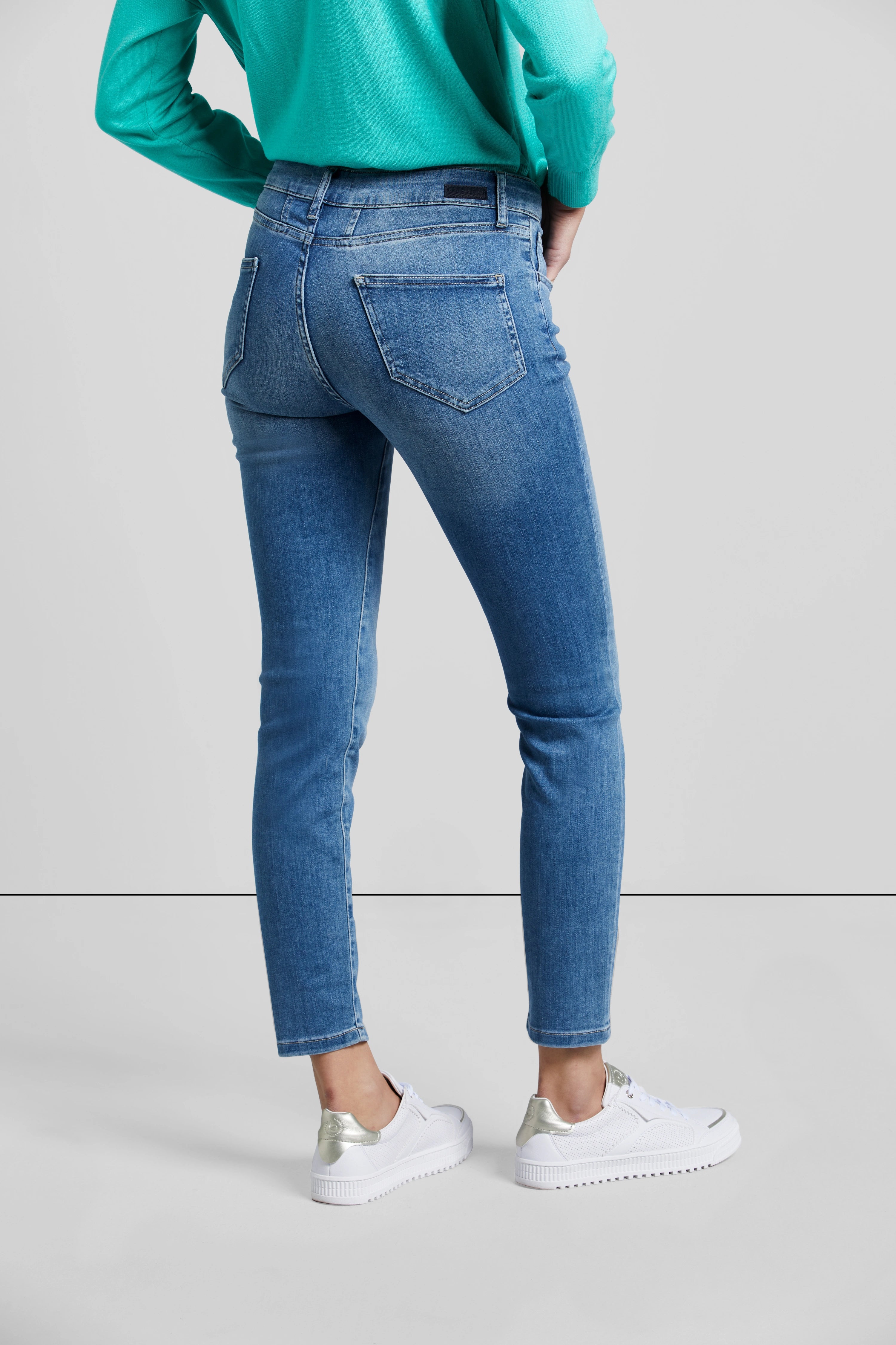 Casual modelbeeld, frontale pose.