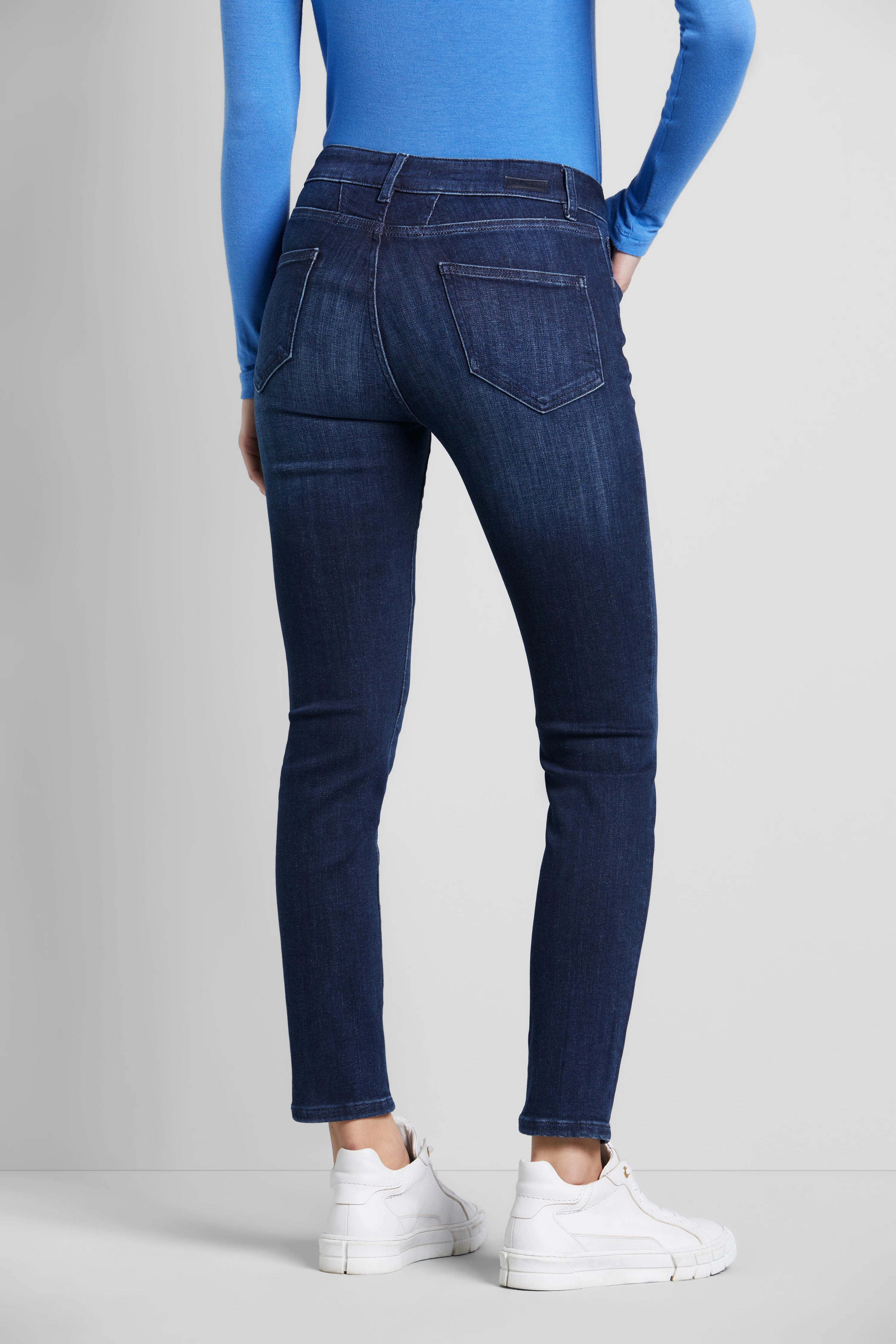 Modelbild, lässiges Stehen