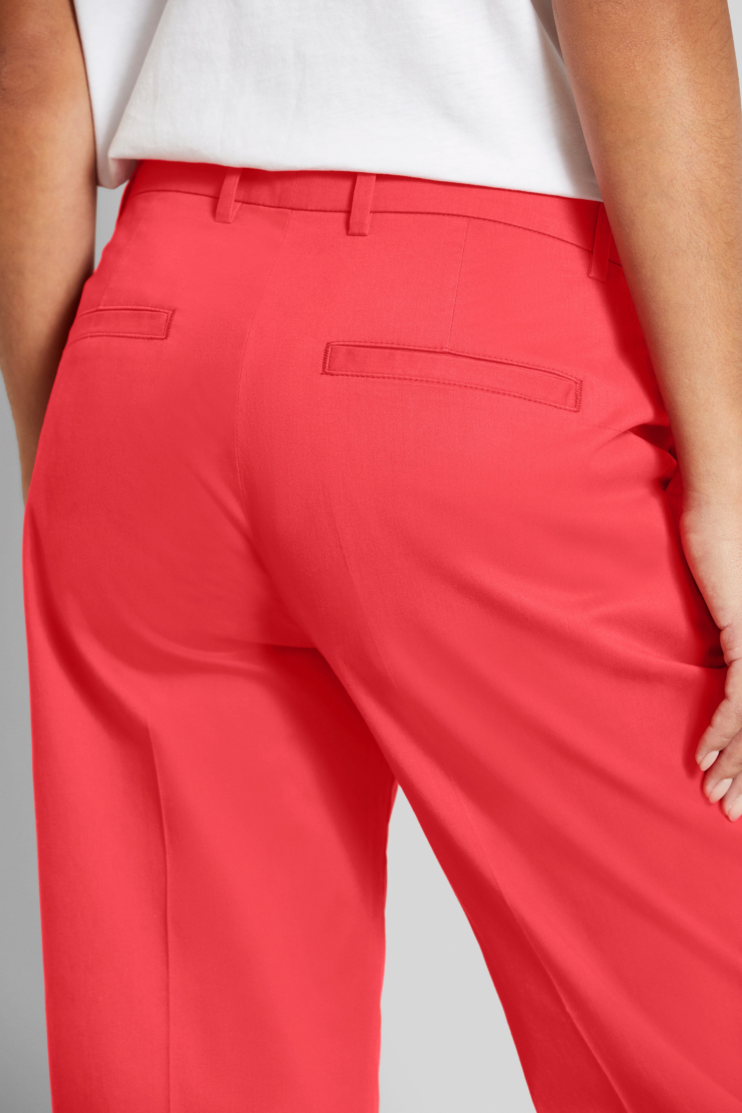 Rote bugatti Hose im legeren Büstenbild, hochwertige Materialien, zeitloser Stil.