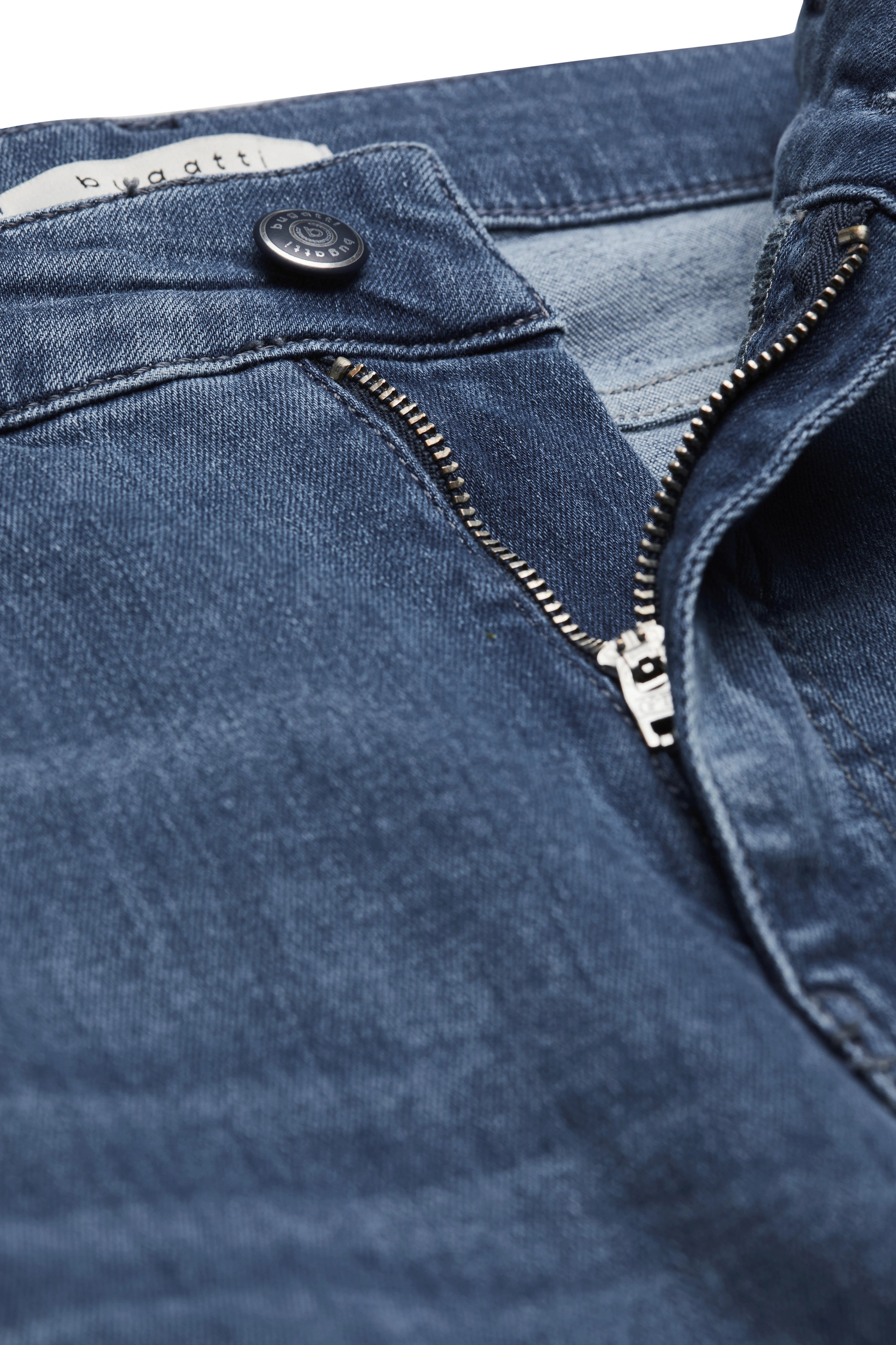 Bugatti Jeans in Dunkelblau mit Zipper-Detail, Büstenbild, hochwertiger Denim-Stoff.