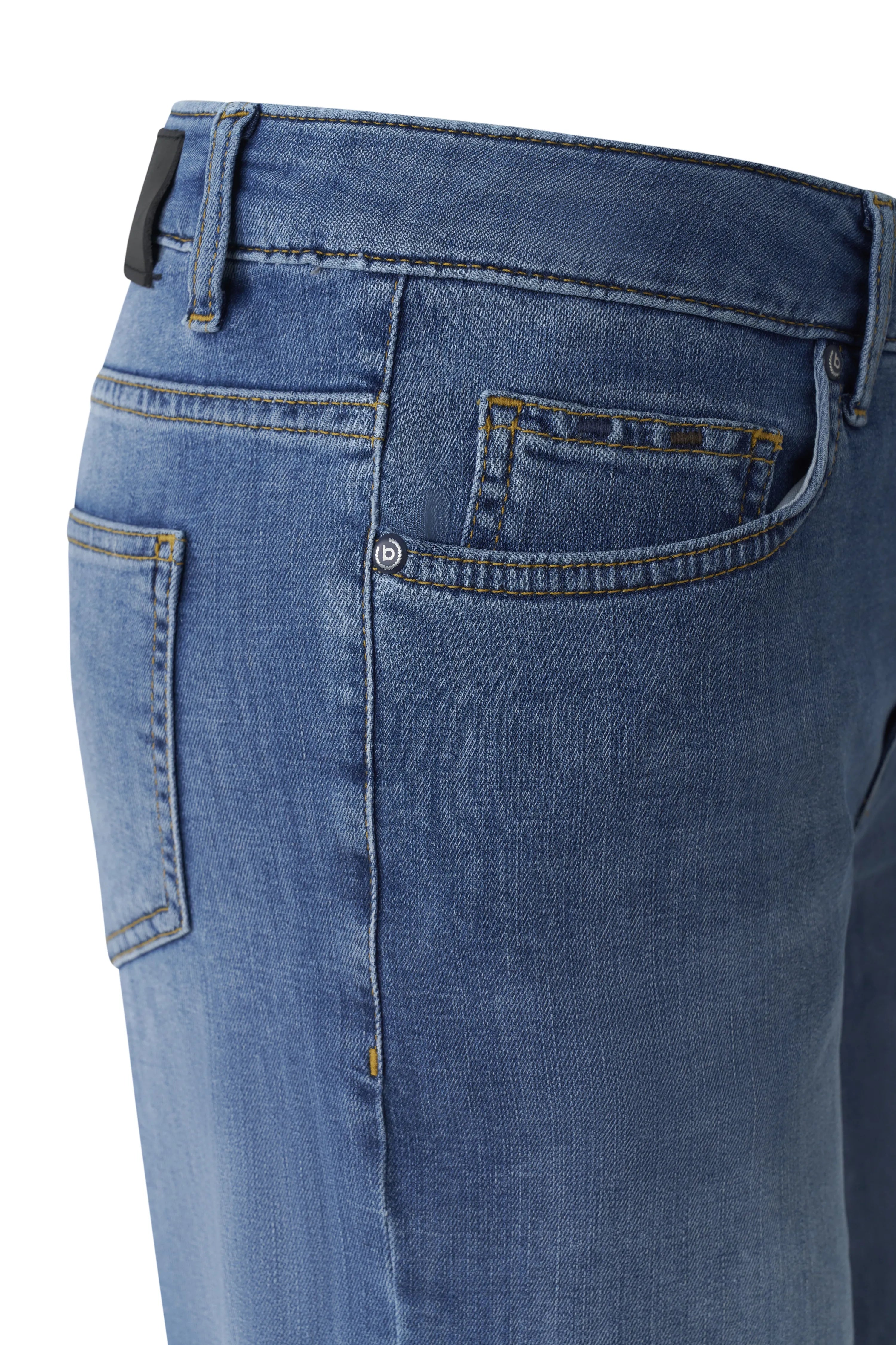 Blau bugatti jeans buste, achterkant, met zwart leren label en gele stiksels.