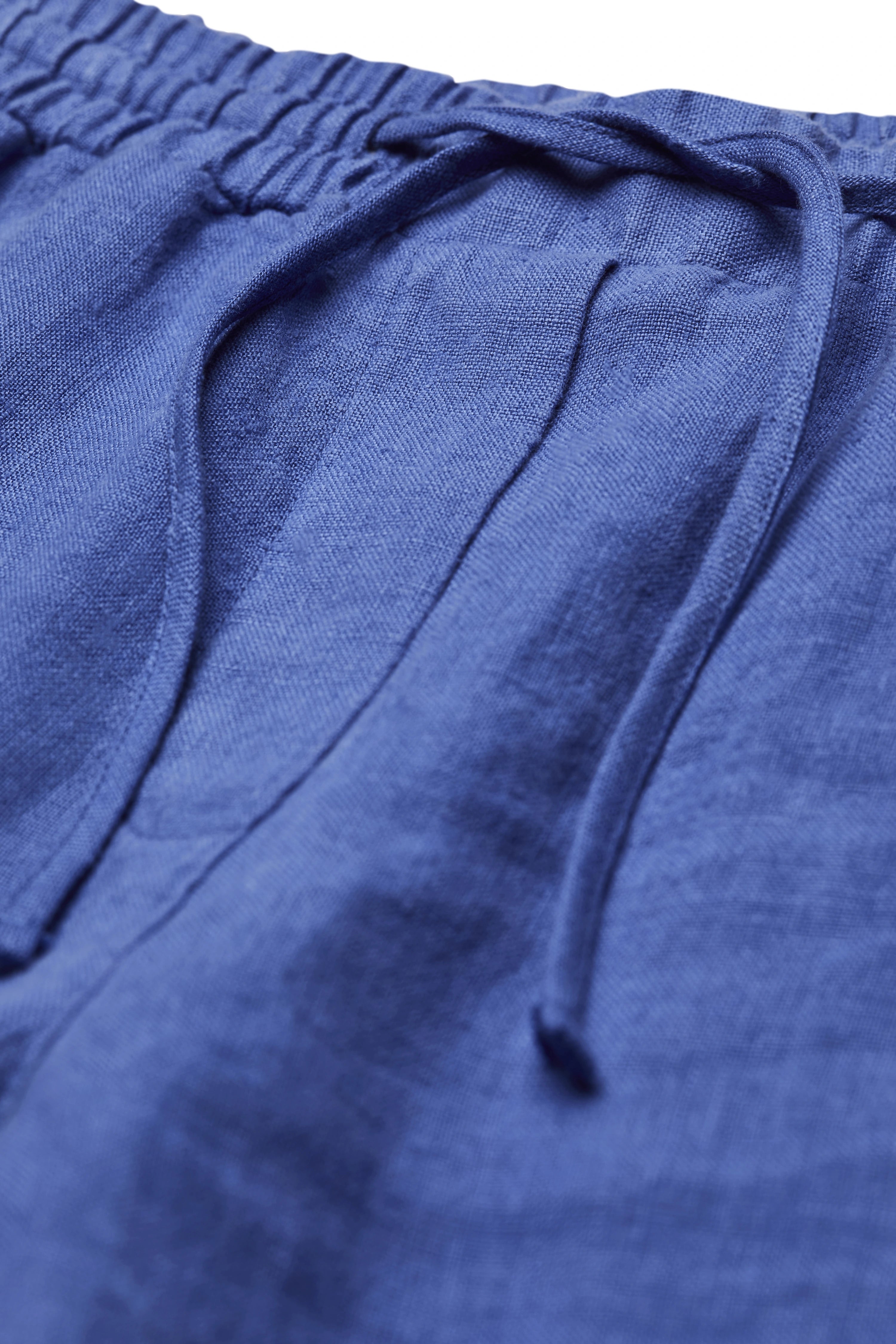 Blauer bugatti Jogger, Nahaufnahme, legerer Stil, elastischer Bund, Kordelzug, seitliche Taschen.