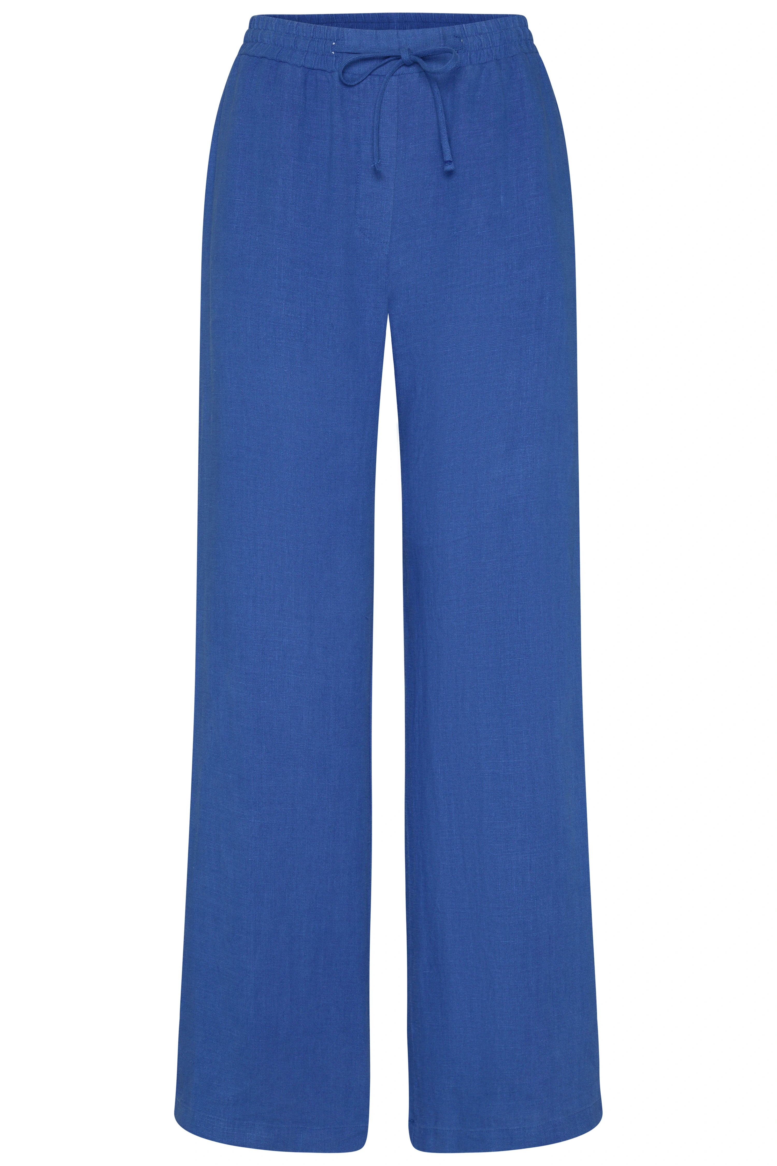 Weißes bugatti T-Shirt und blaue Hose, Modelbild mit entspannter Pose.