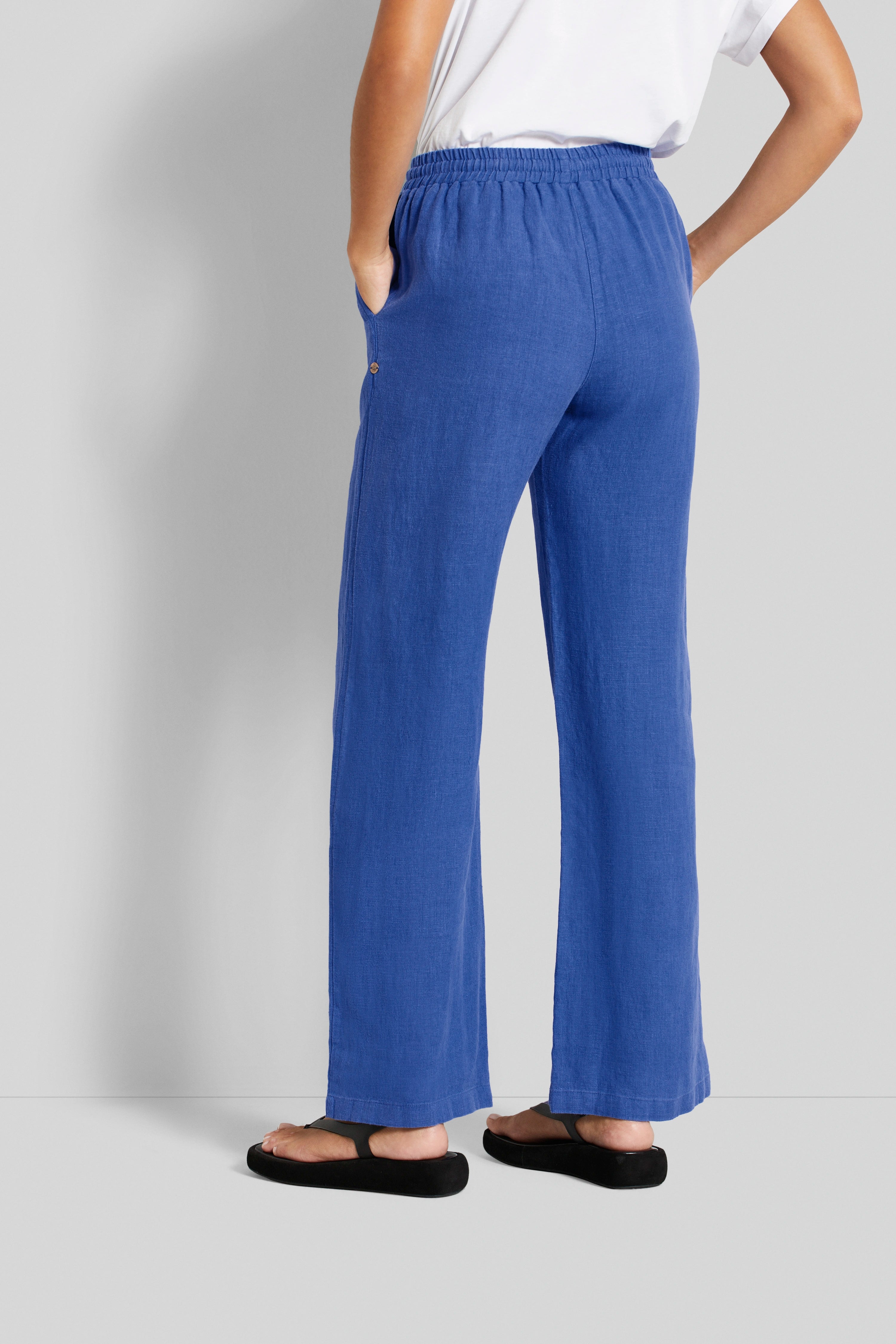 legeres Modelbild, entspannte Haltung.