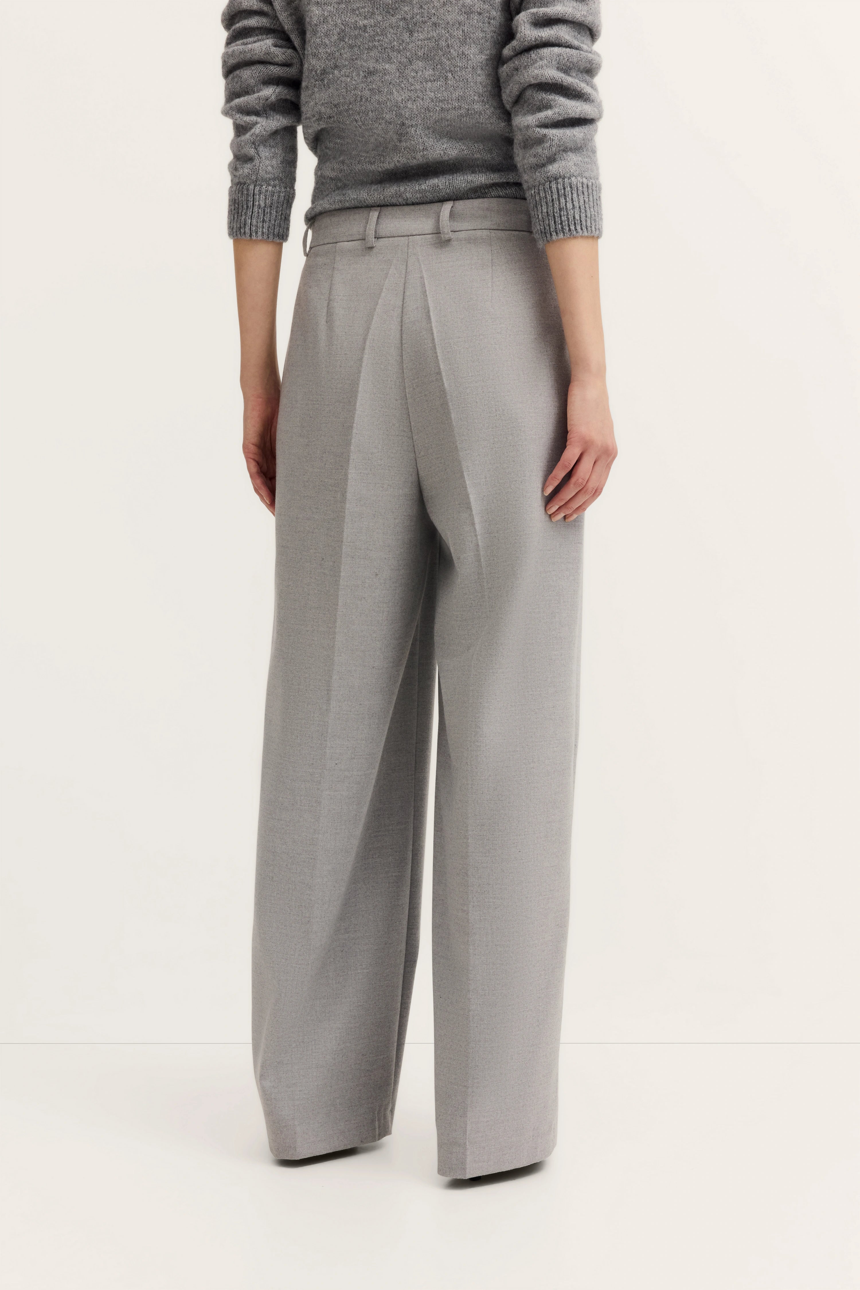 Grauer Pullover und graue Hose von bugatti, Rückansicht, legeres Modelbild.