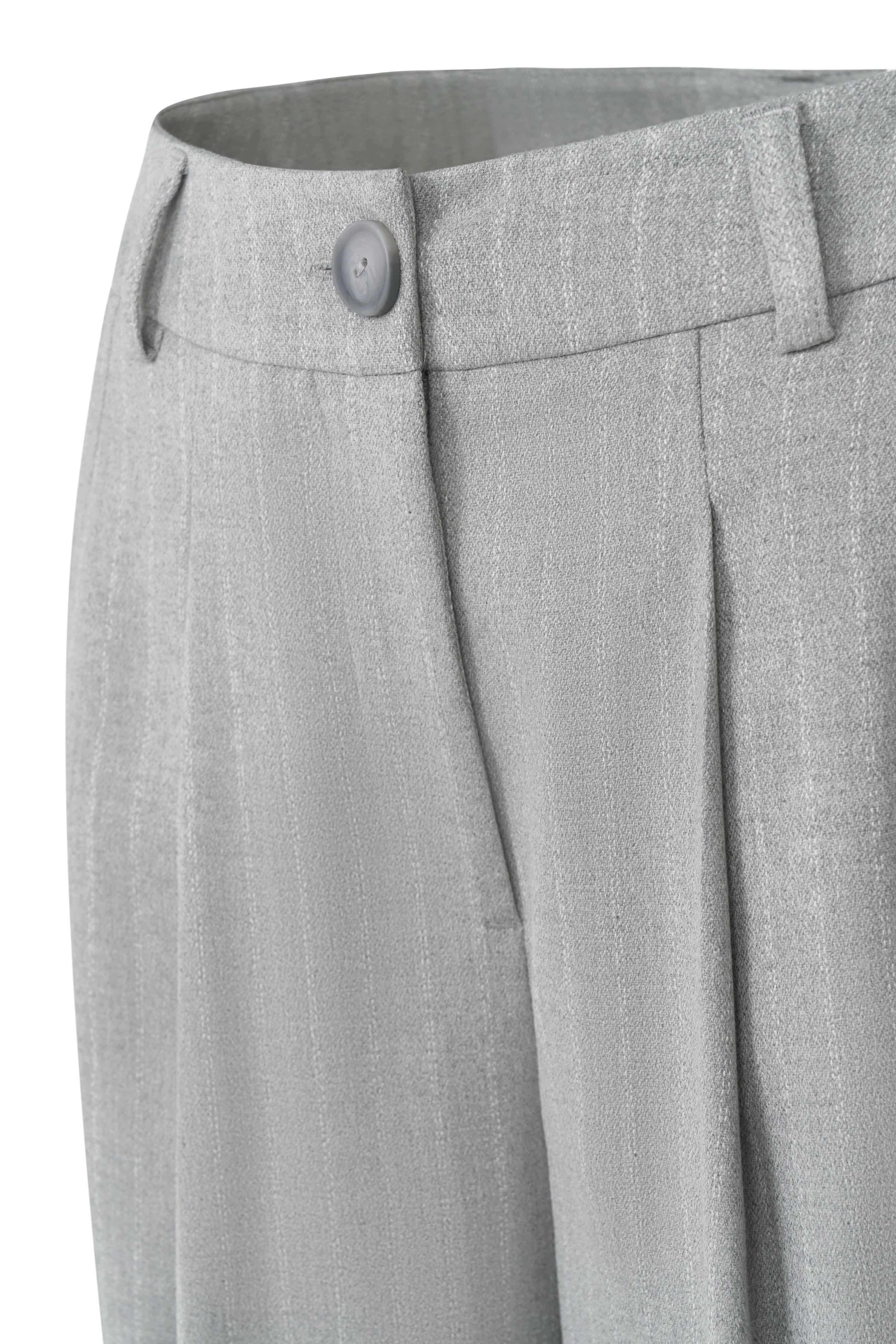 legeres Modelbild, Beine locker stehend.