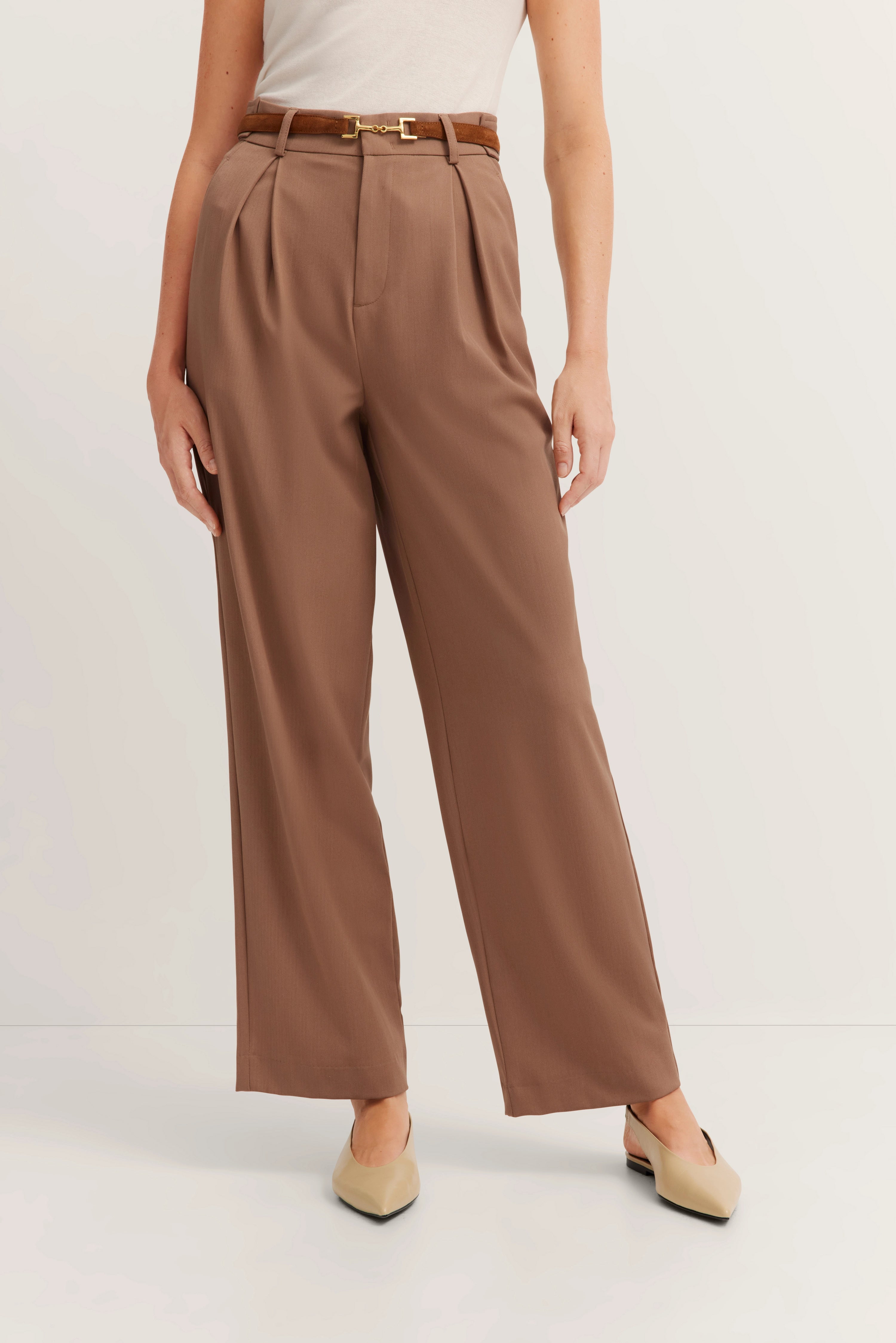 Bruine broek met plooien, wit tanktop, bruine riem