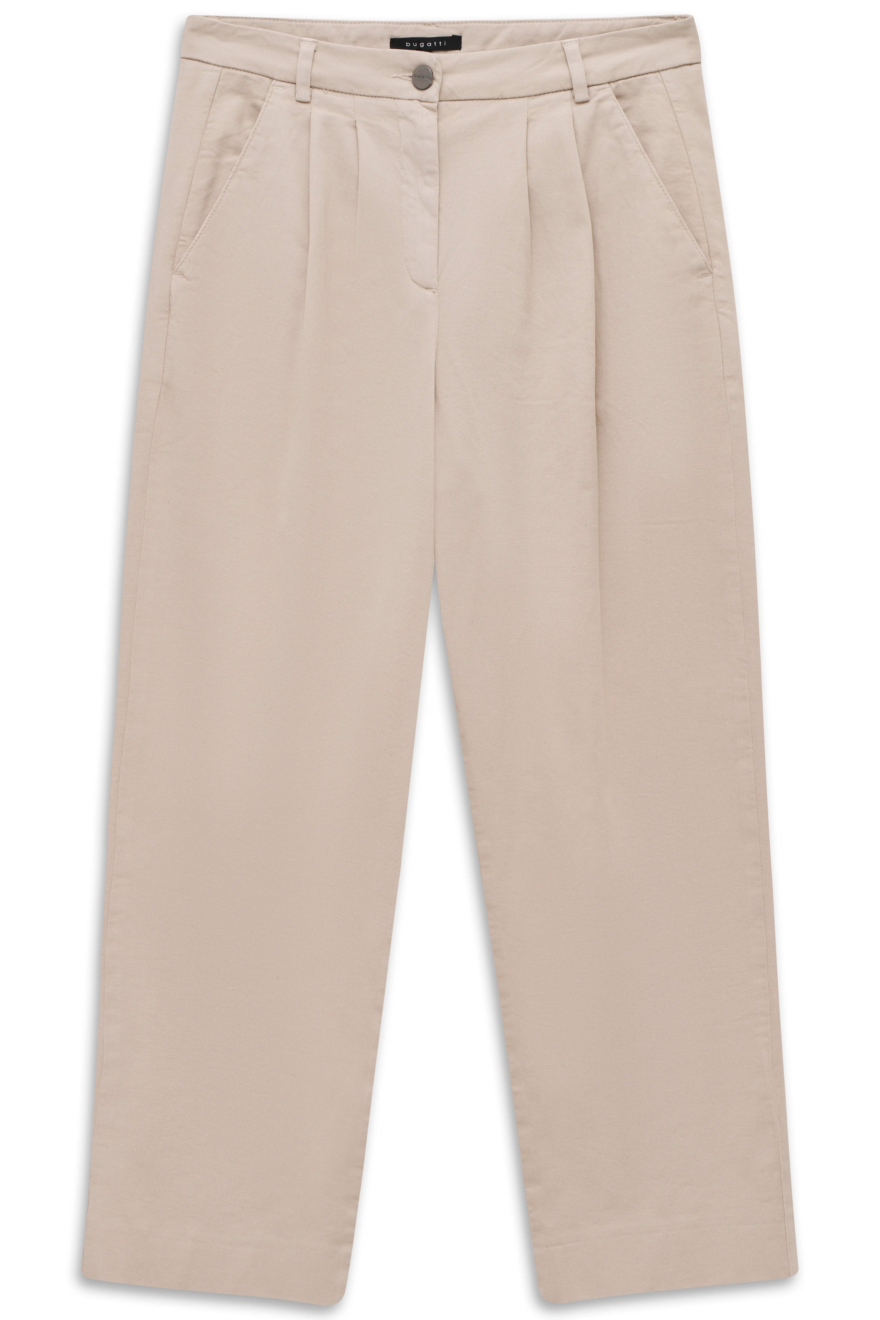 Model trägt beiges Strickshirt und rosafarbene Hose, mit braunem Gürtel. Legeres Posing.