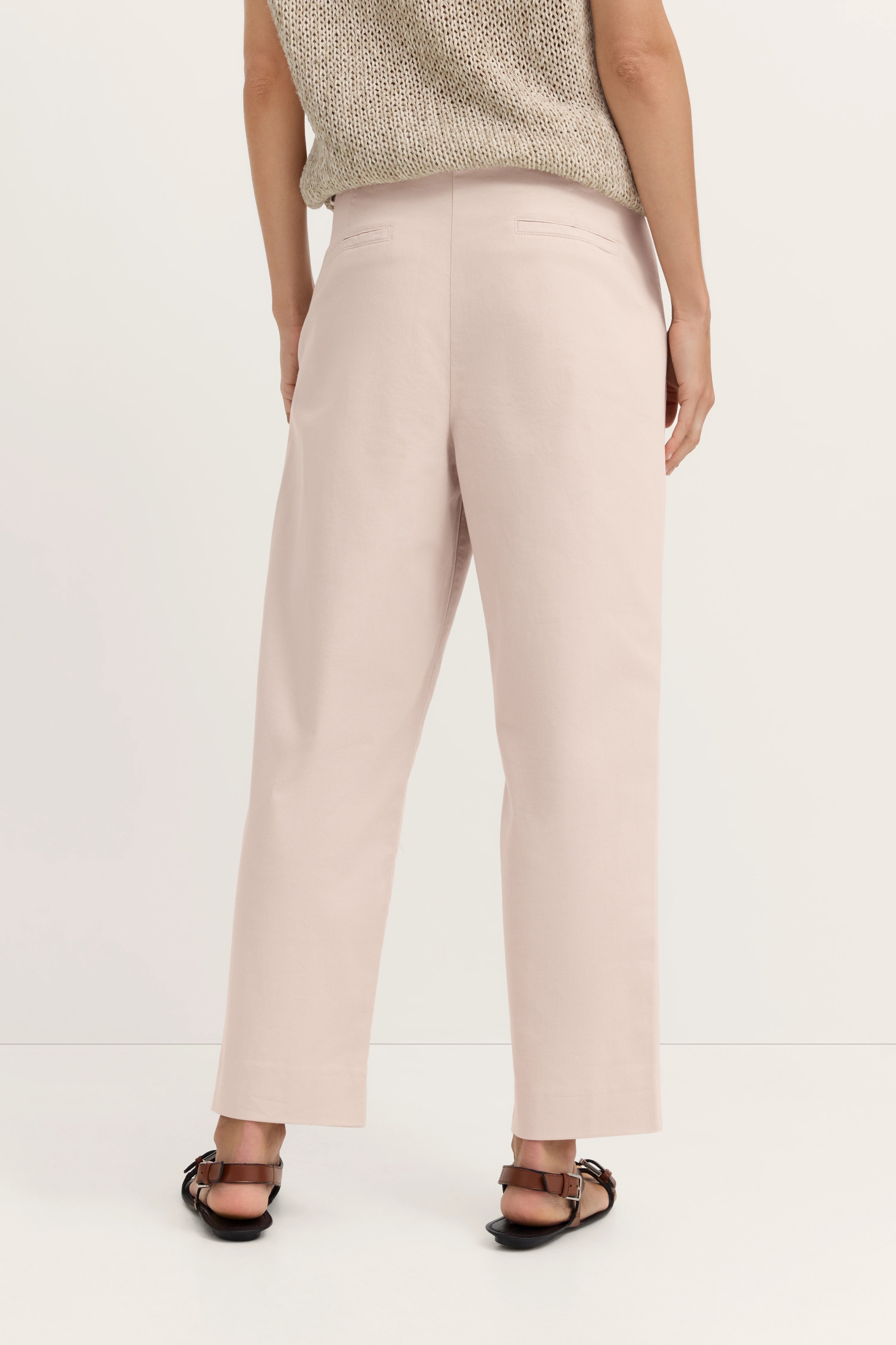 legeres Modellbild, entspannte Pose.