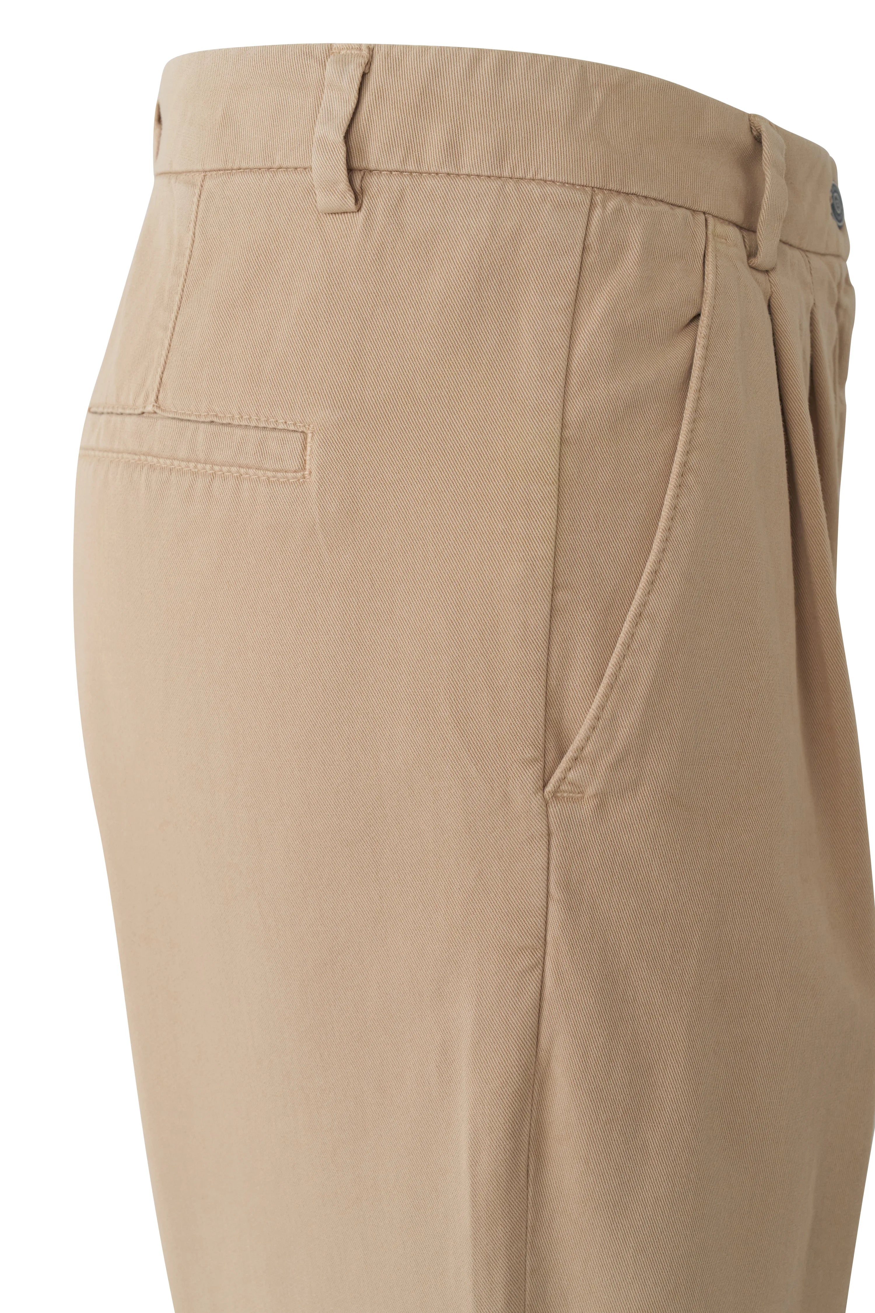 Beige bugatti Chino-Hose in Close-up, Büstenbild, zeigt Details und hochwertige Verarbeitung.