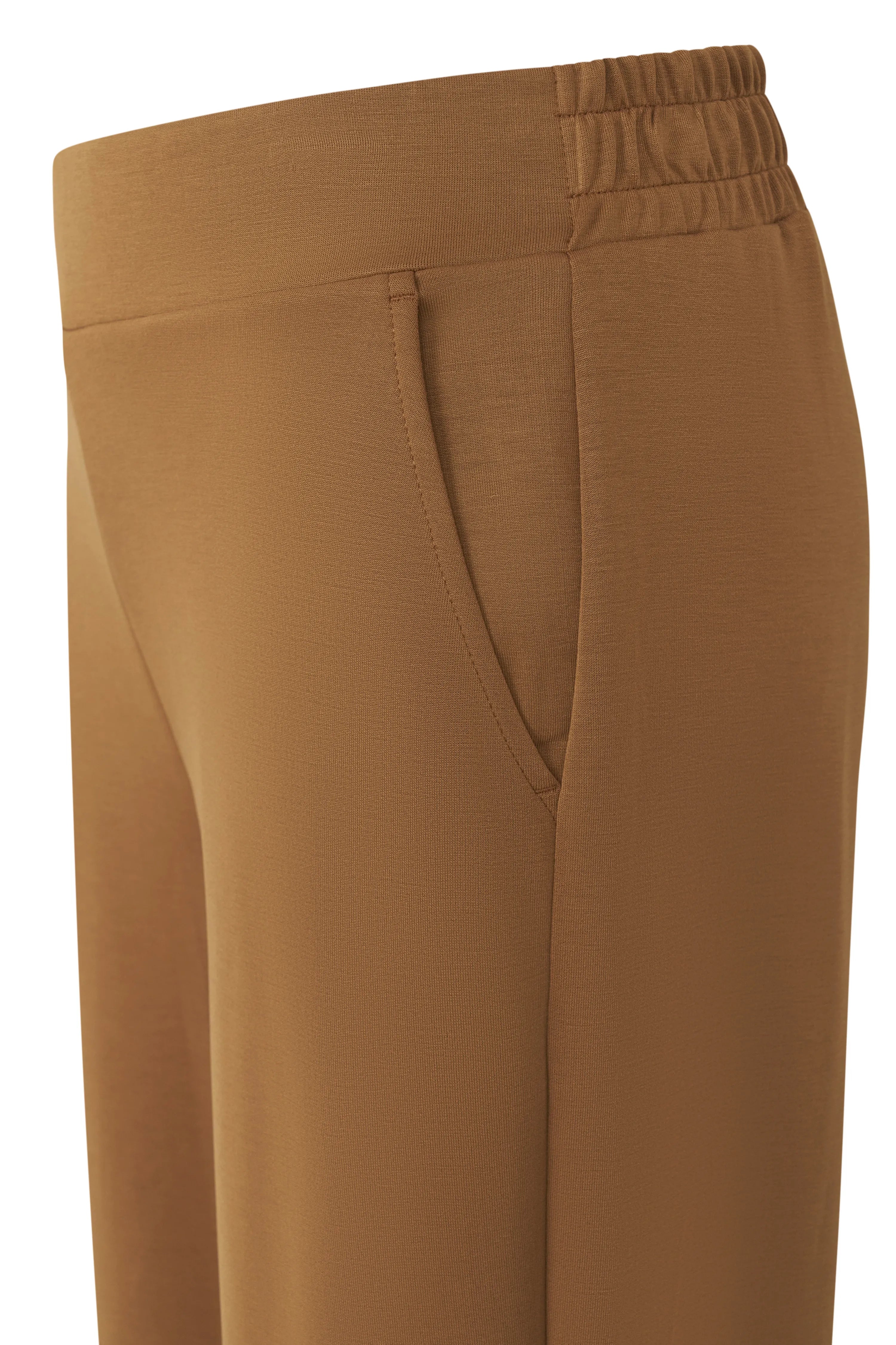 Bruin bugatti outfit, casual look, ontspannen stijl, hoogwaardige stoffen, oog voor details.