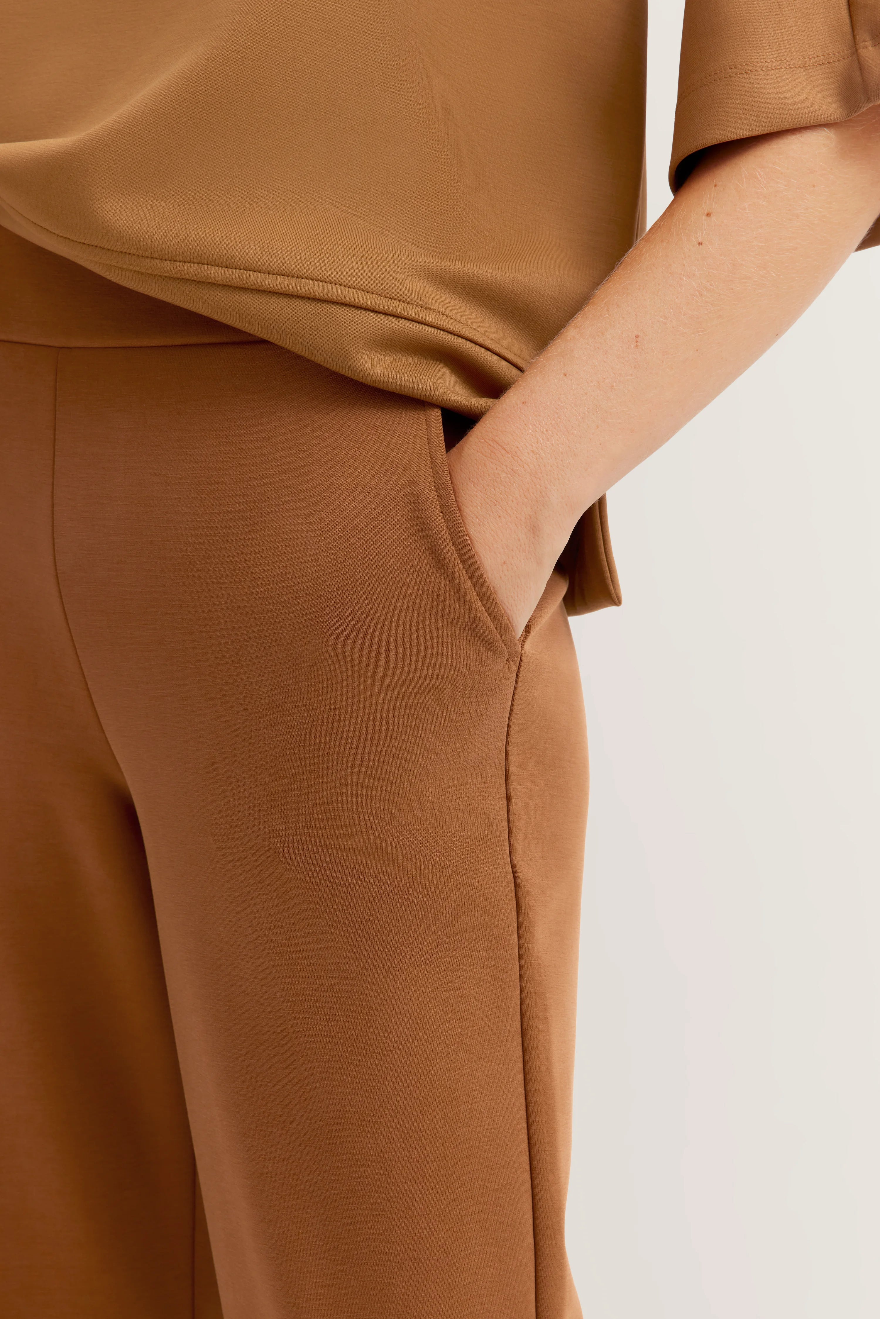 Bruine bugatti broek, casual buste, elegante en ontspannen stijl.