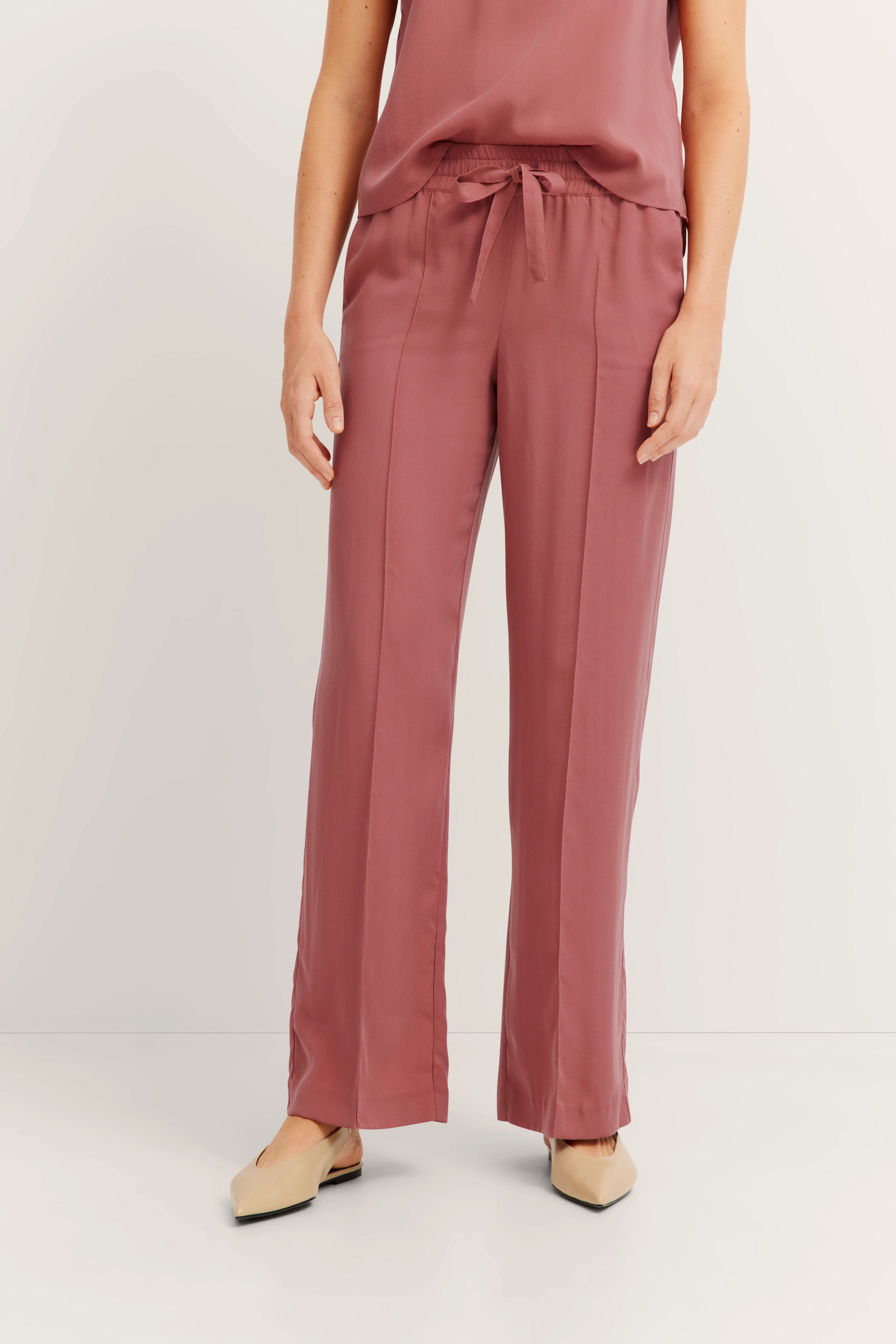 Bugatti Legerbild: Weite, altrosa Hose mit passendem Top. Entspannt und stilvoll.