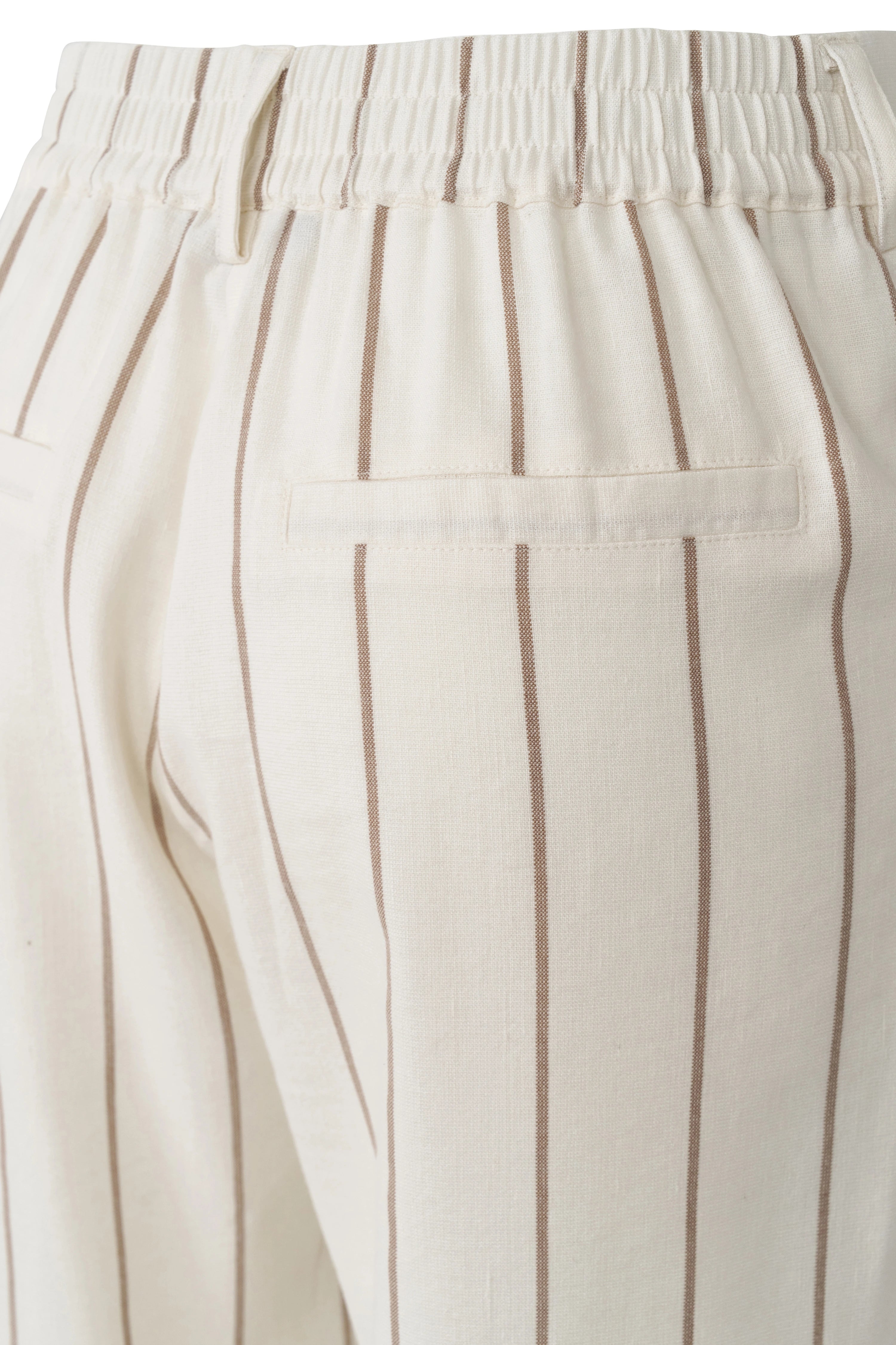 Weiß gestreifte Hose von bugatti, Detailaufnahme, elegantes Design, hochwertige Materialien.
