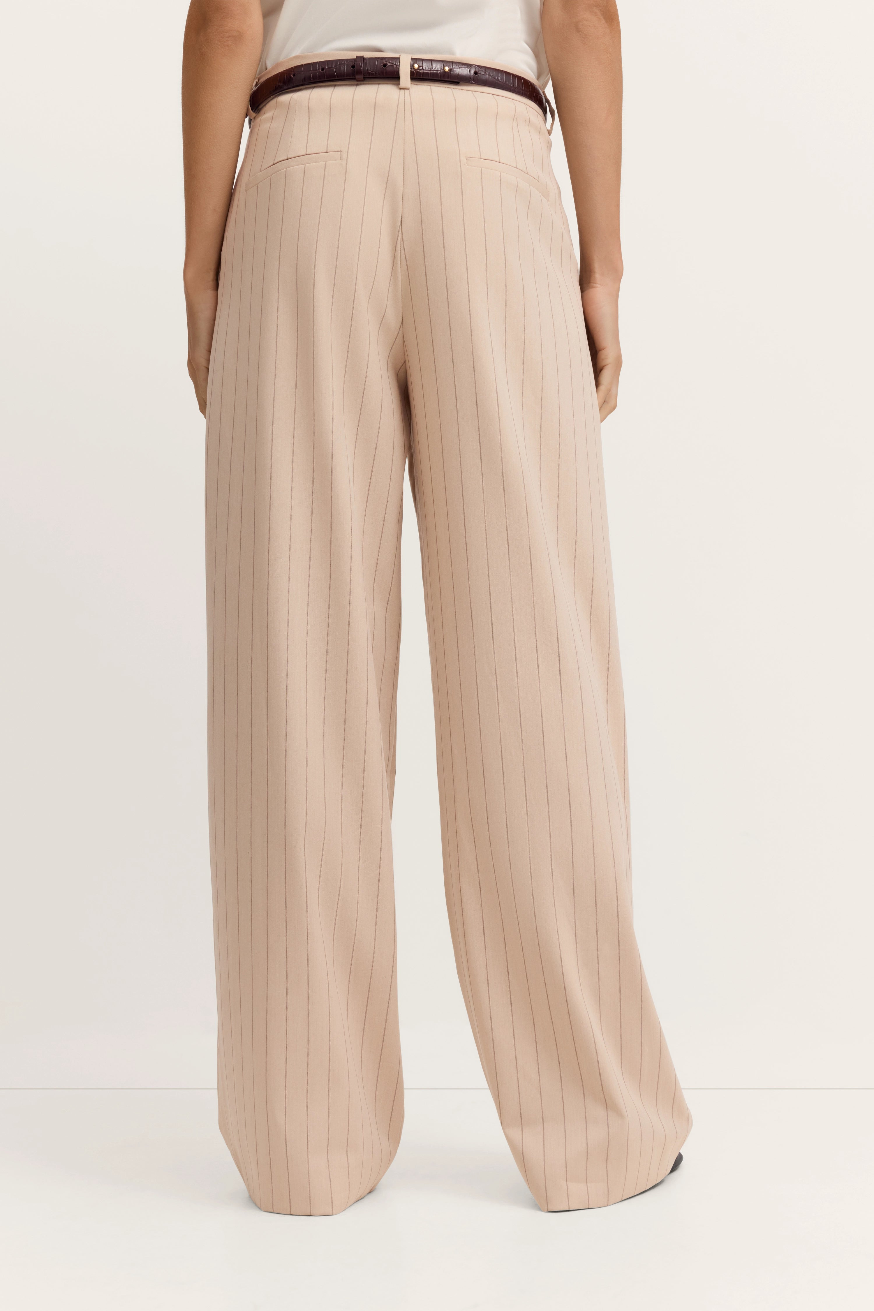 Beige Nadelstreifenhose von bugatti, legeres Modelbild, Rückansicht, brauner Gürtel.