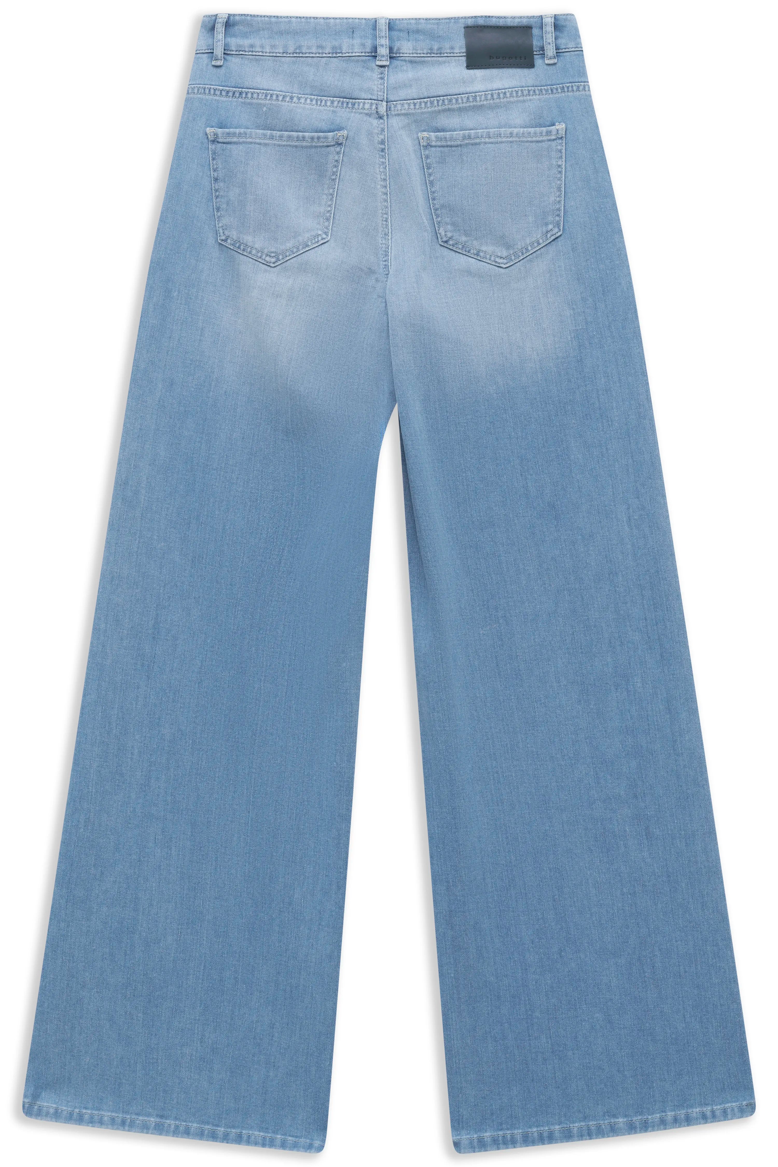 Weite Jeans in Hellblau von bugatti, Rückansicht, Büstenbild.