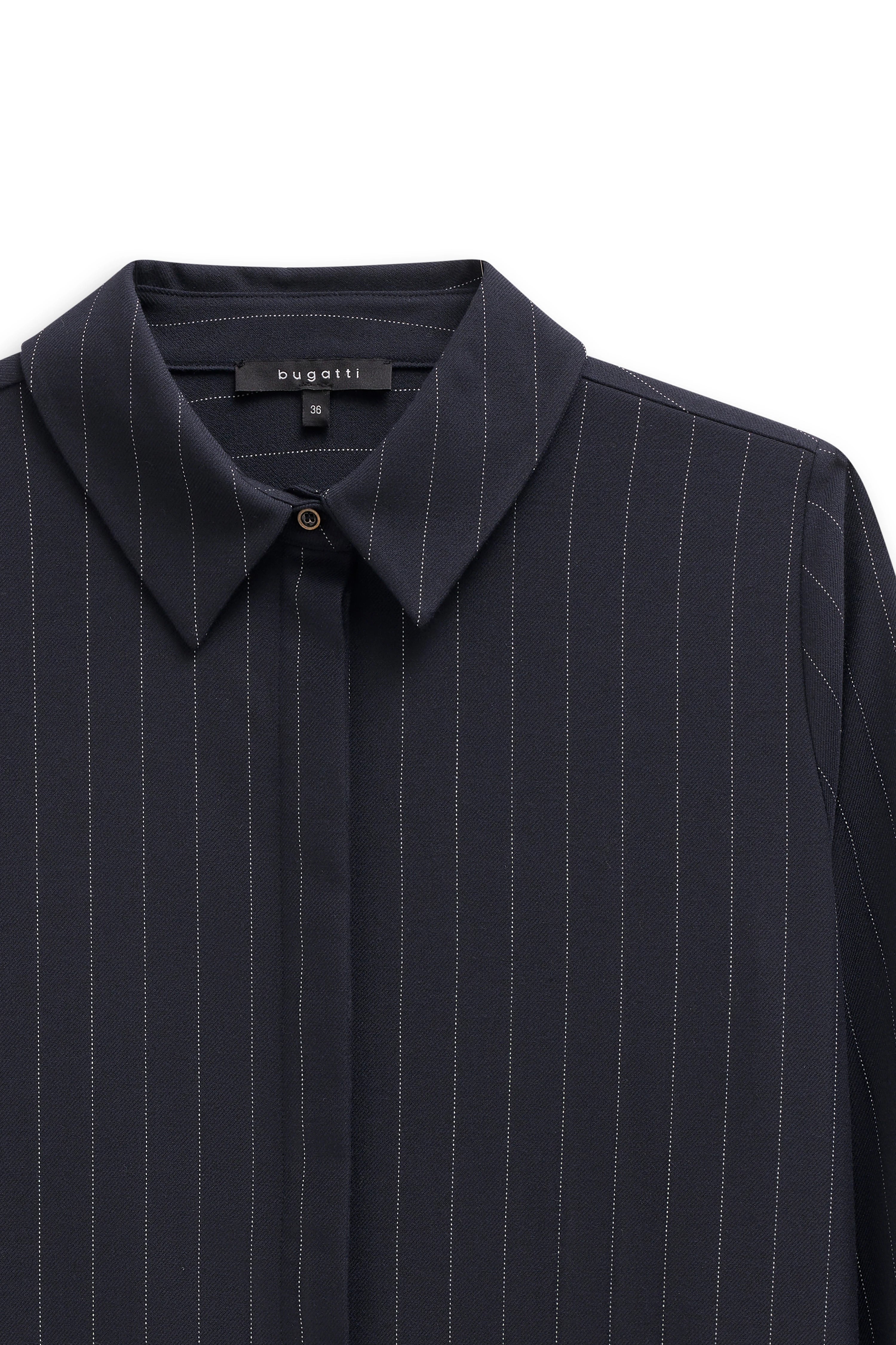 Dunkelblaues bugatti Hemd mit feinen weißen Streifen, Büstenbild.