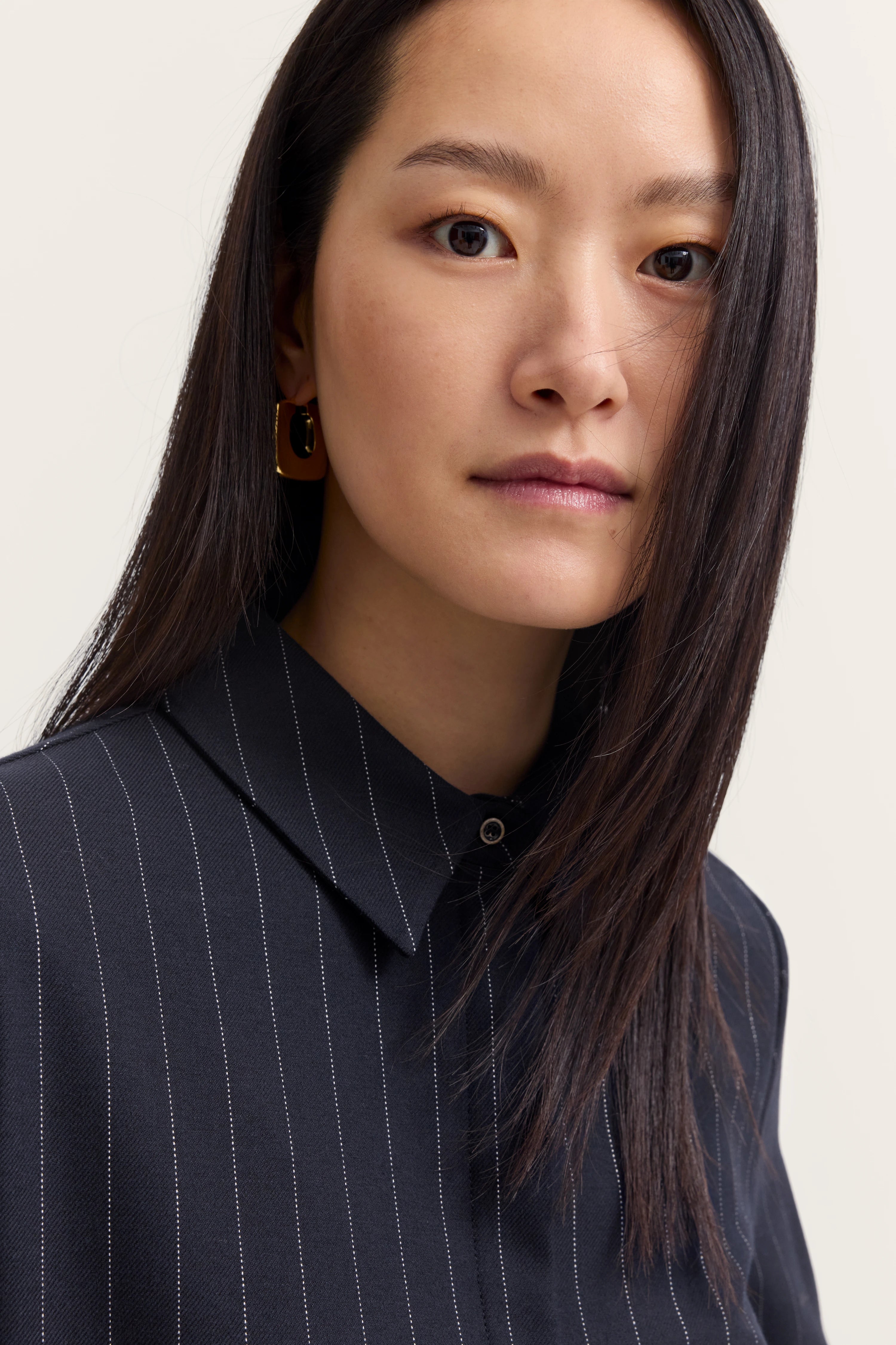 Bugatti Bluse, dunkelblau mit feinen weißen Streifen, Modelbild, Nahaufnahme, elegantes Design.