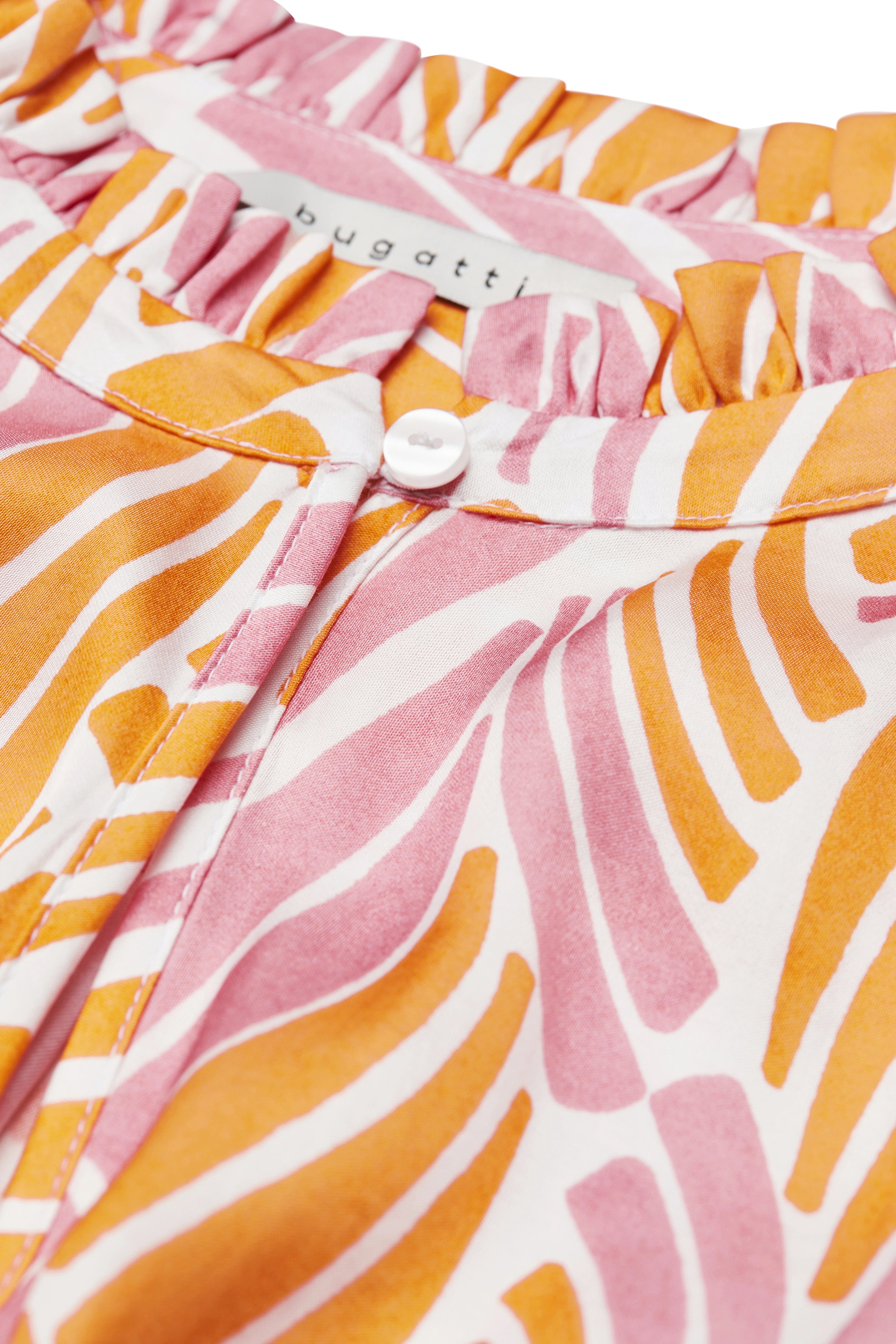 bugatti Bluse mit rosa-orange Muster, Rüschenkragen und Knopfdetail, Büstenbild.