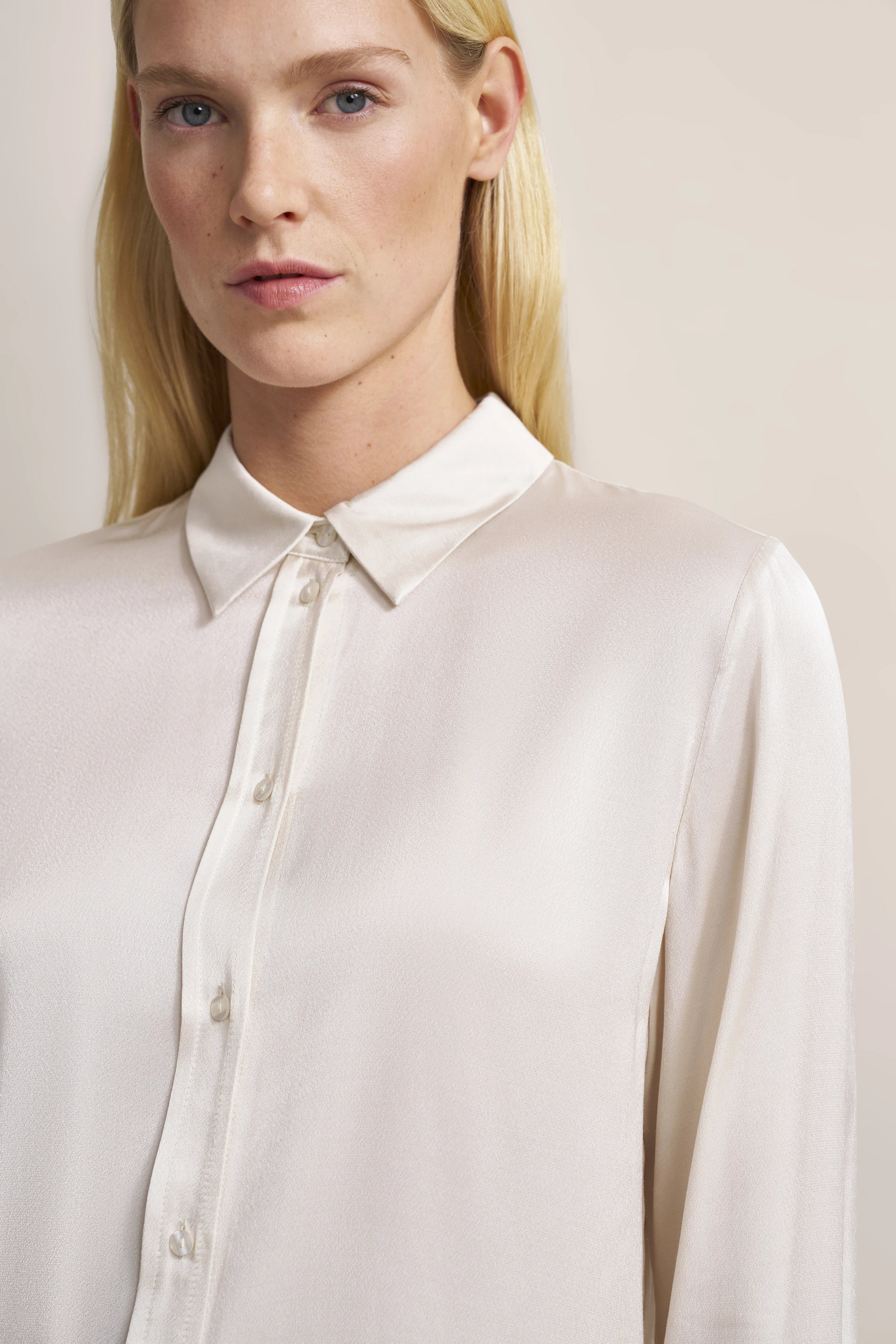 Weiße Seidenbluse von bugatti, Büstenbild, klassischer Hemdkragen, edles Design.