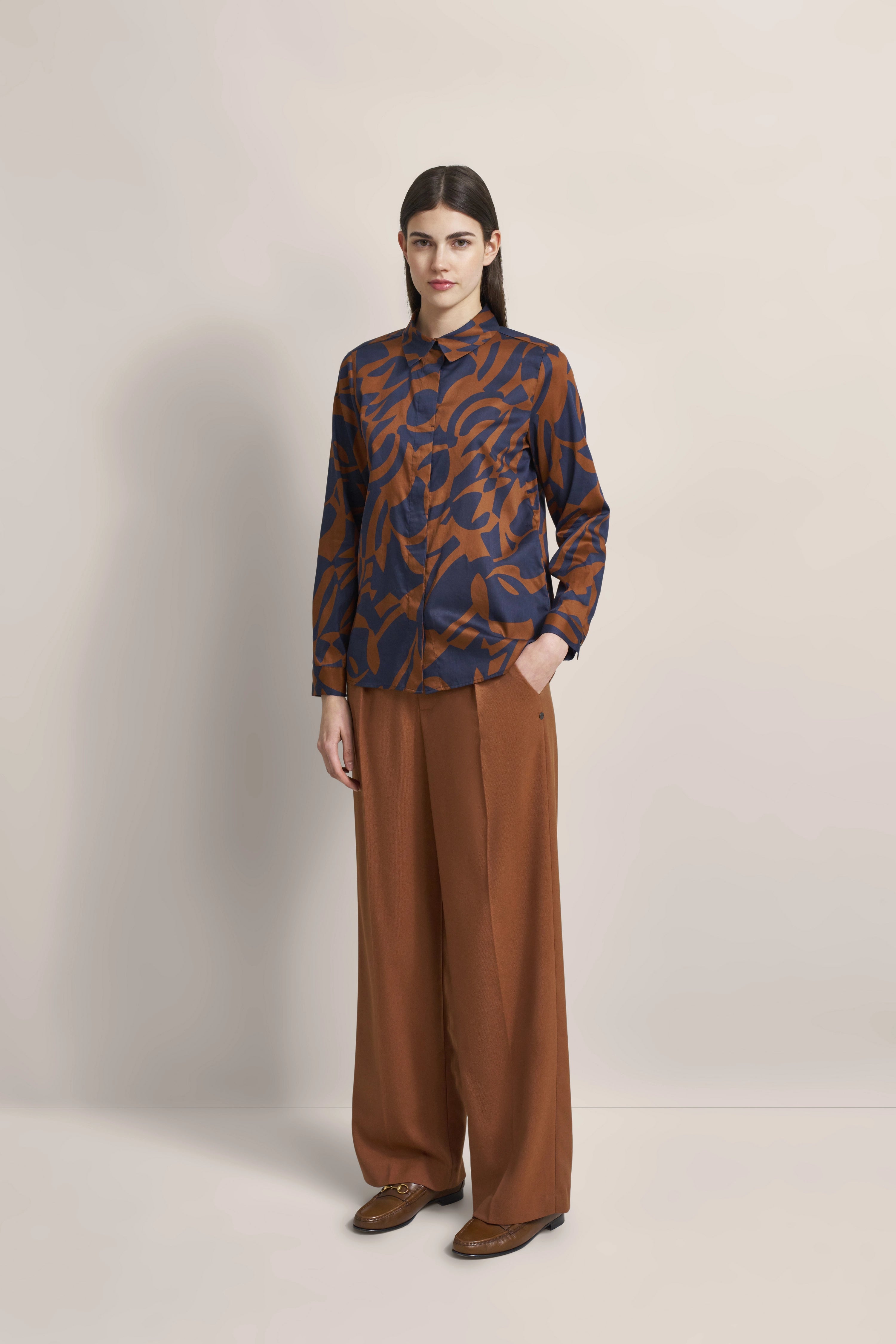 Model in braun-blau gemusterter bugatti Bluse, brauner Hose