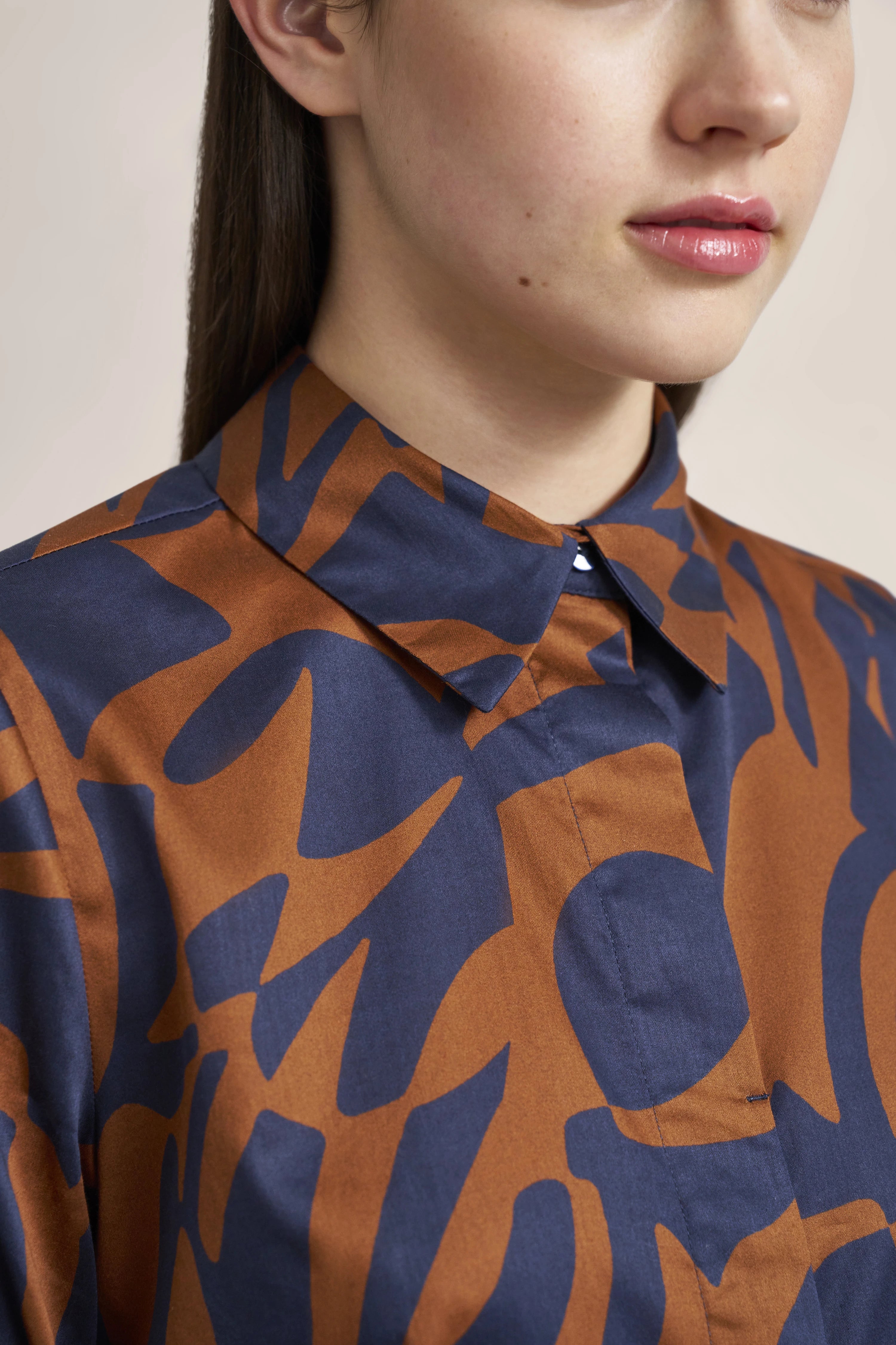 Bluse von bugatti, Büstenbild, marineblau mit braunem abstraktem Muster, lange Ärmel, klassischer Kragen.