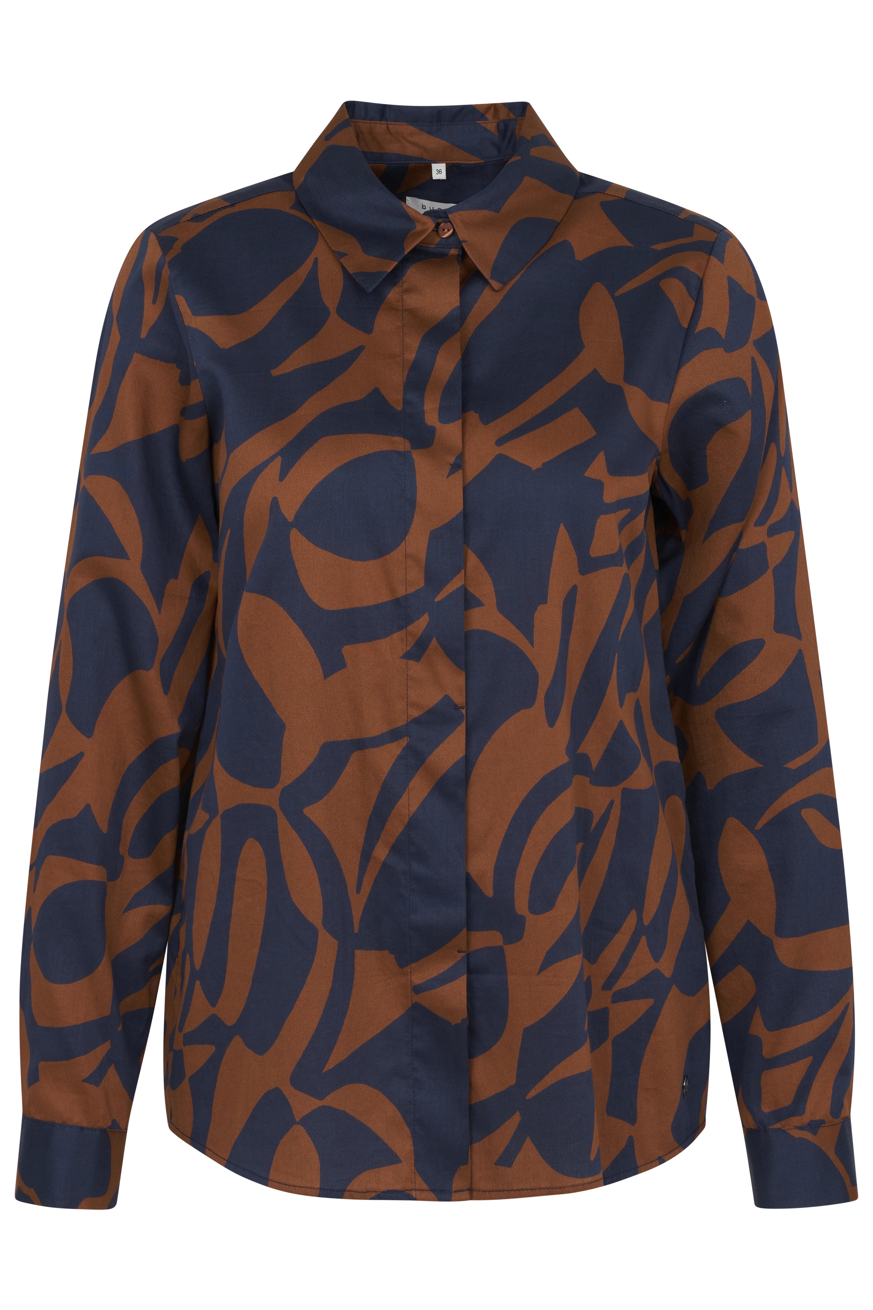 entspannte Pose, Hände in Taschen.