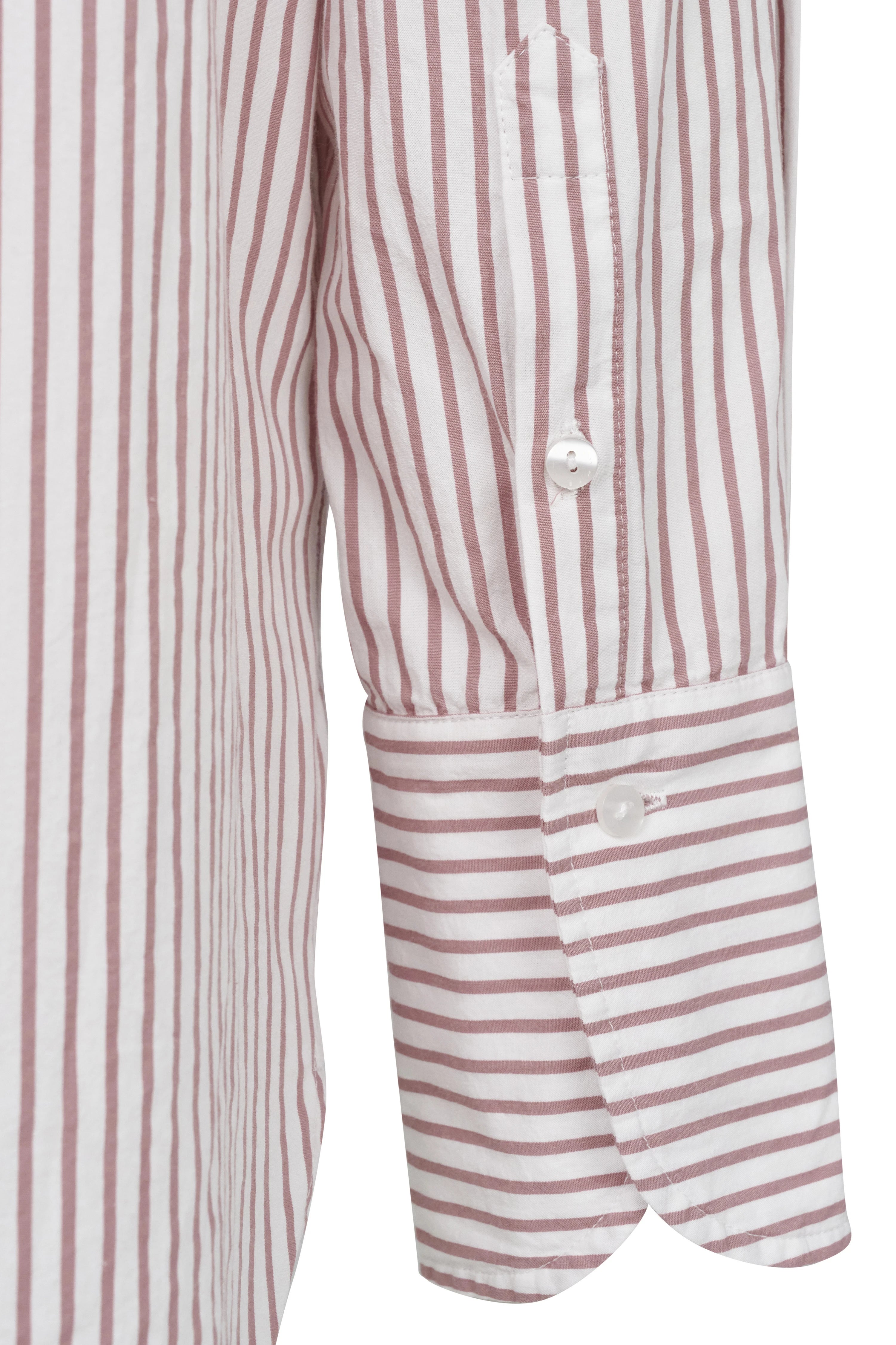 Bugatti Hemd mit rosa-weißen Streifen, Nahaufnahme des Ärmelbereichs, eleganter Stil.