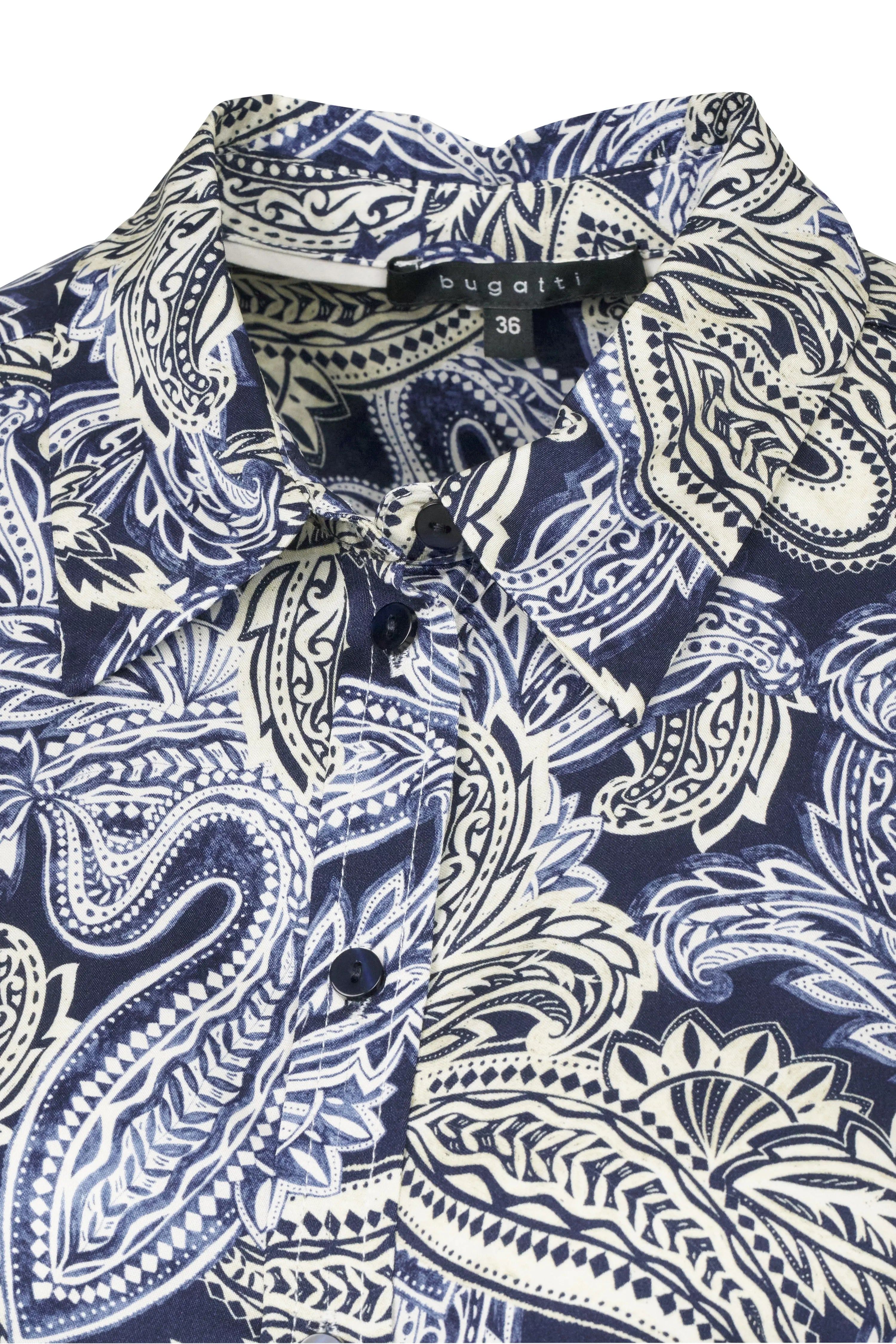 Blau-weißes bugatti Hemd mit Paisleymuster, Detailaufnahme, hochwertiges Material und stilvolles Design.