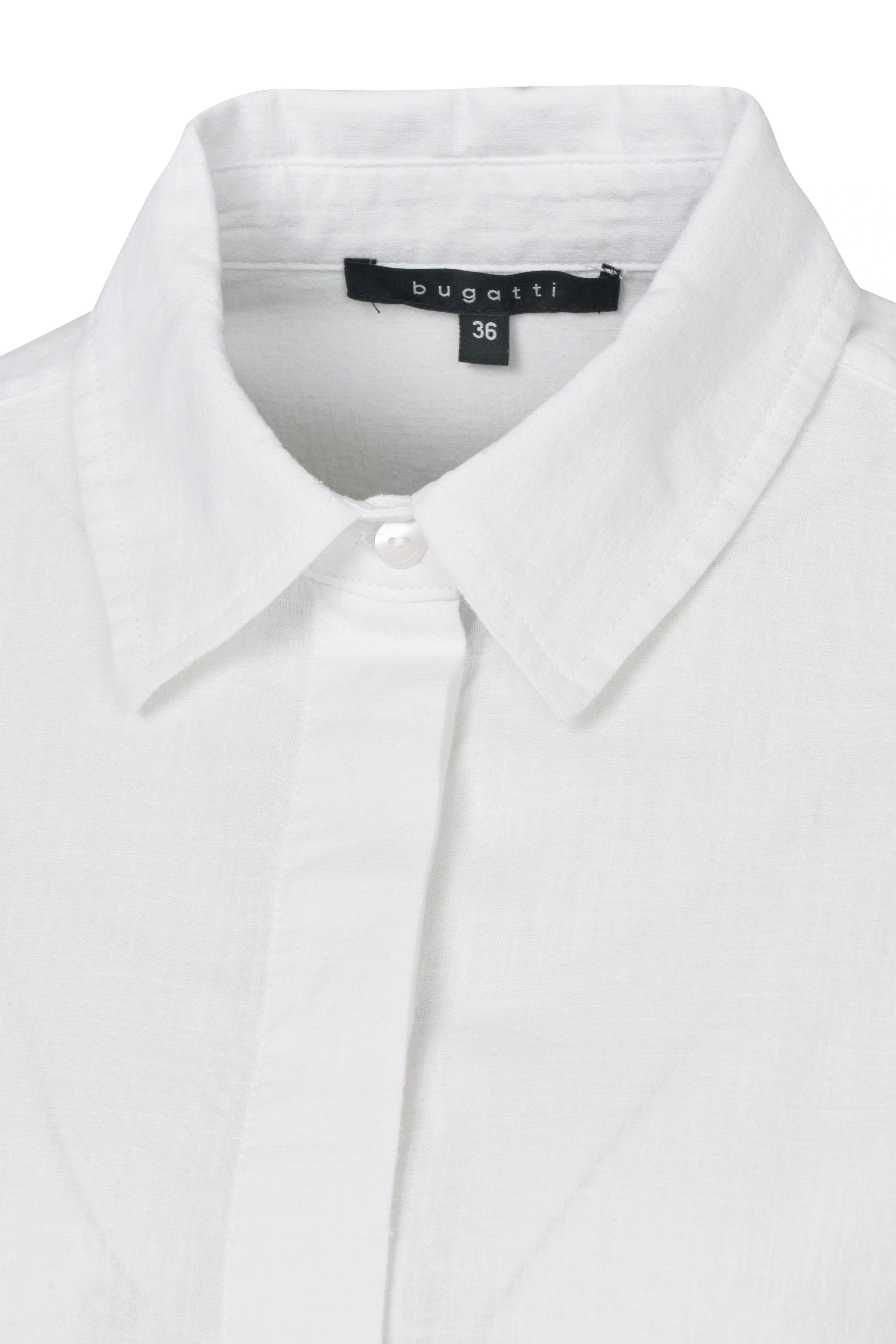 Weiße bugatti Bluse, Büstenbild, klassischer Kragen, hochwertige Verarbeitung.