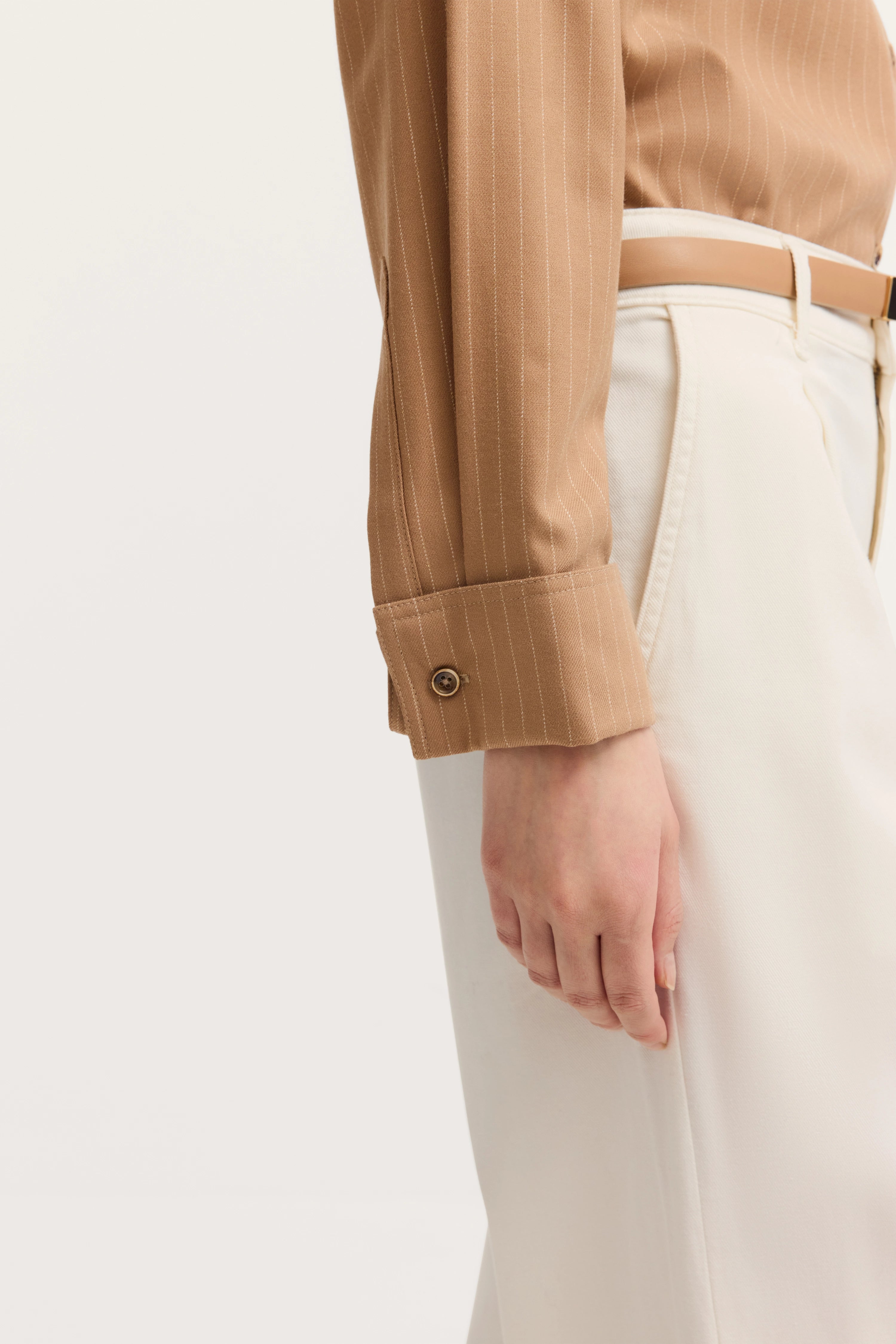Beiger Streifenblazer mit weißer Hose, Detailaufnahme, bugatti Stil.