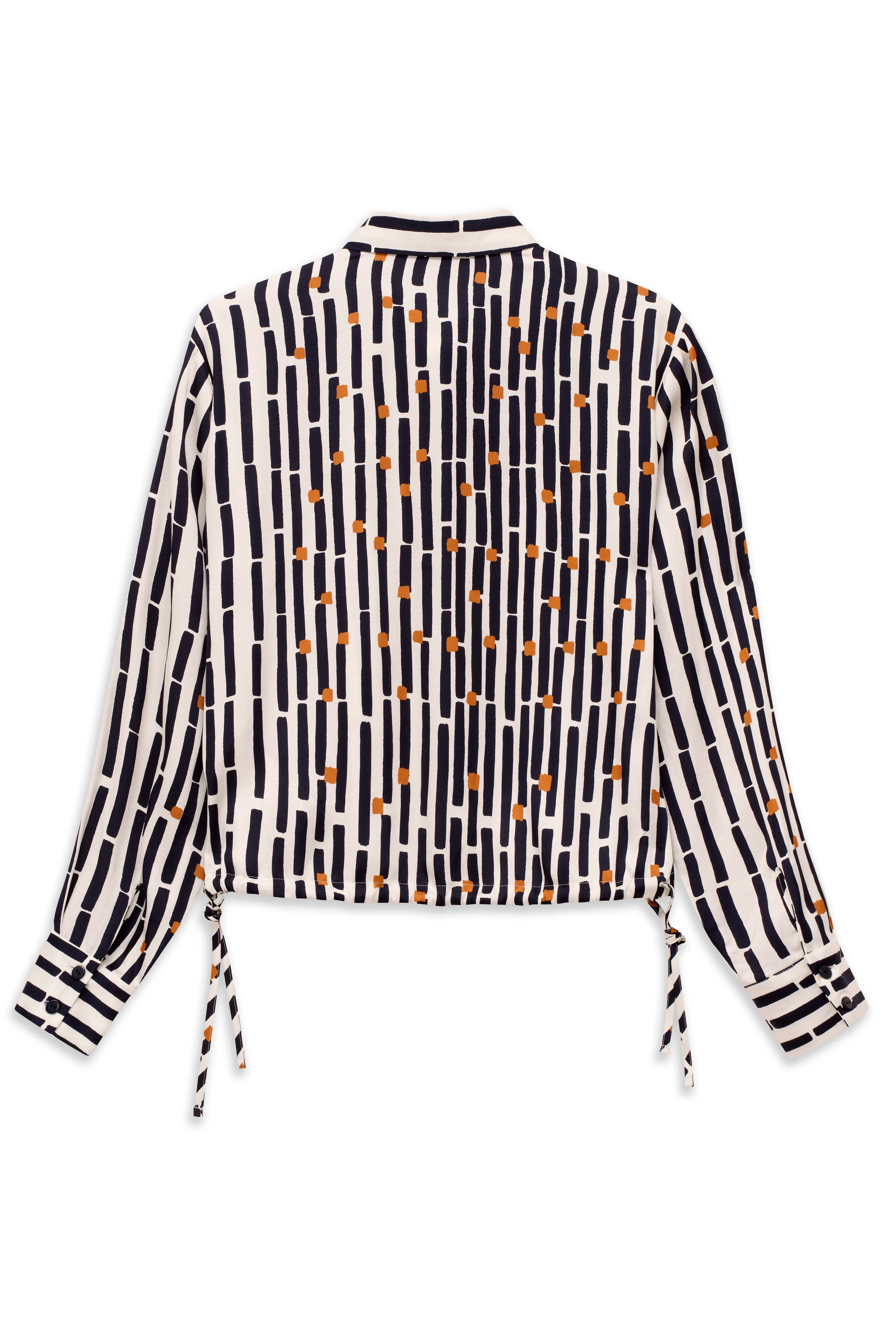 Bluse mit grafischem Muster in Schwarz und Orange, Rückansicht, legeres Büstenbild.