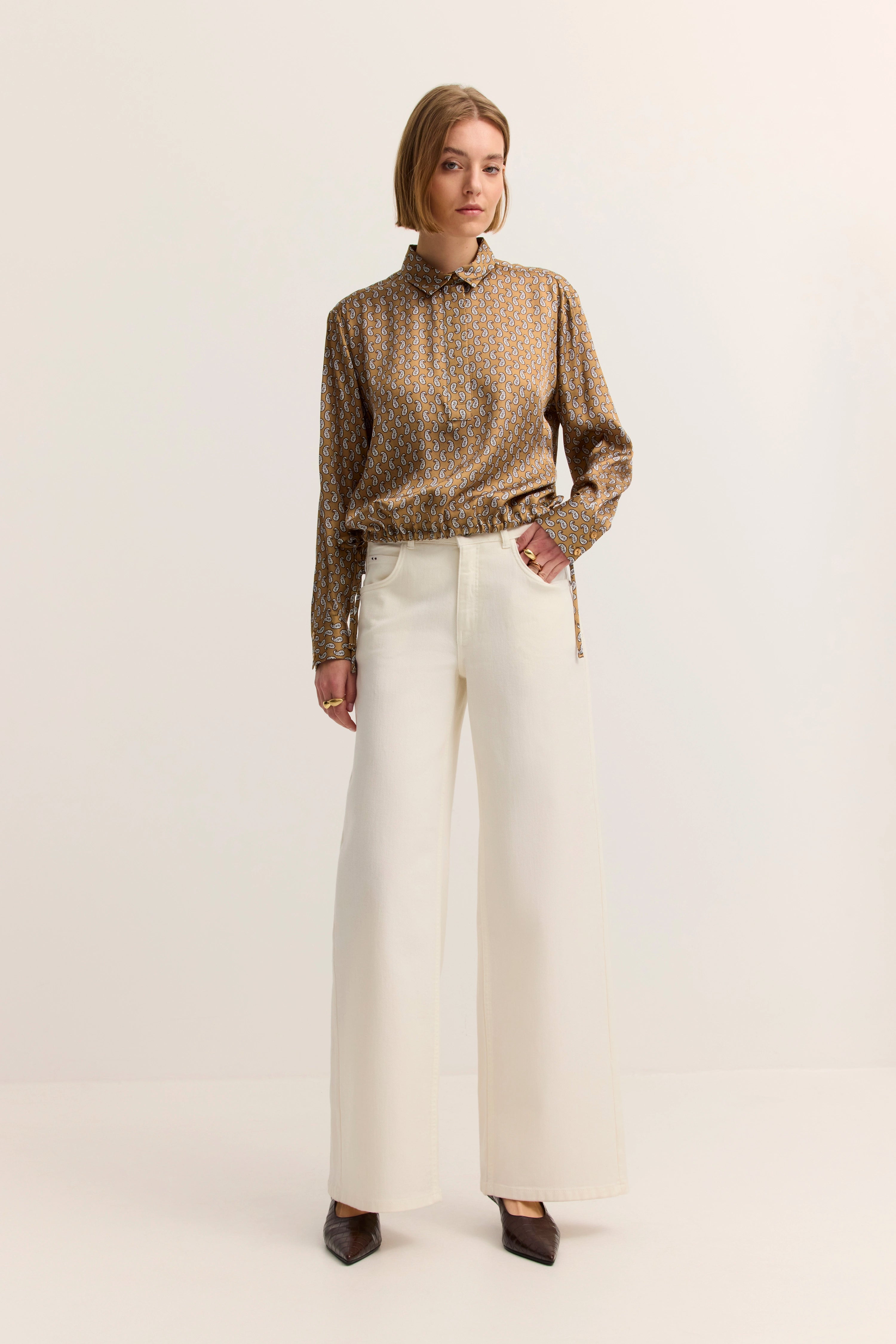 Bluse mit Paisley-Muster in Braun, weite weiße Hose