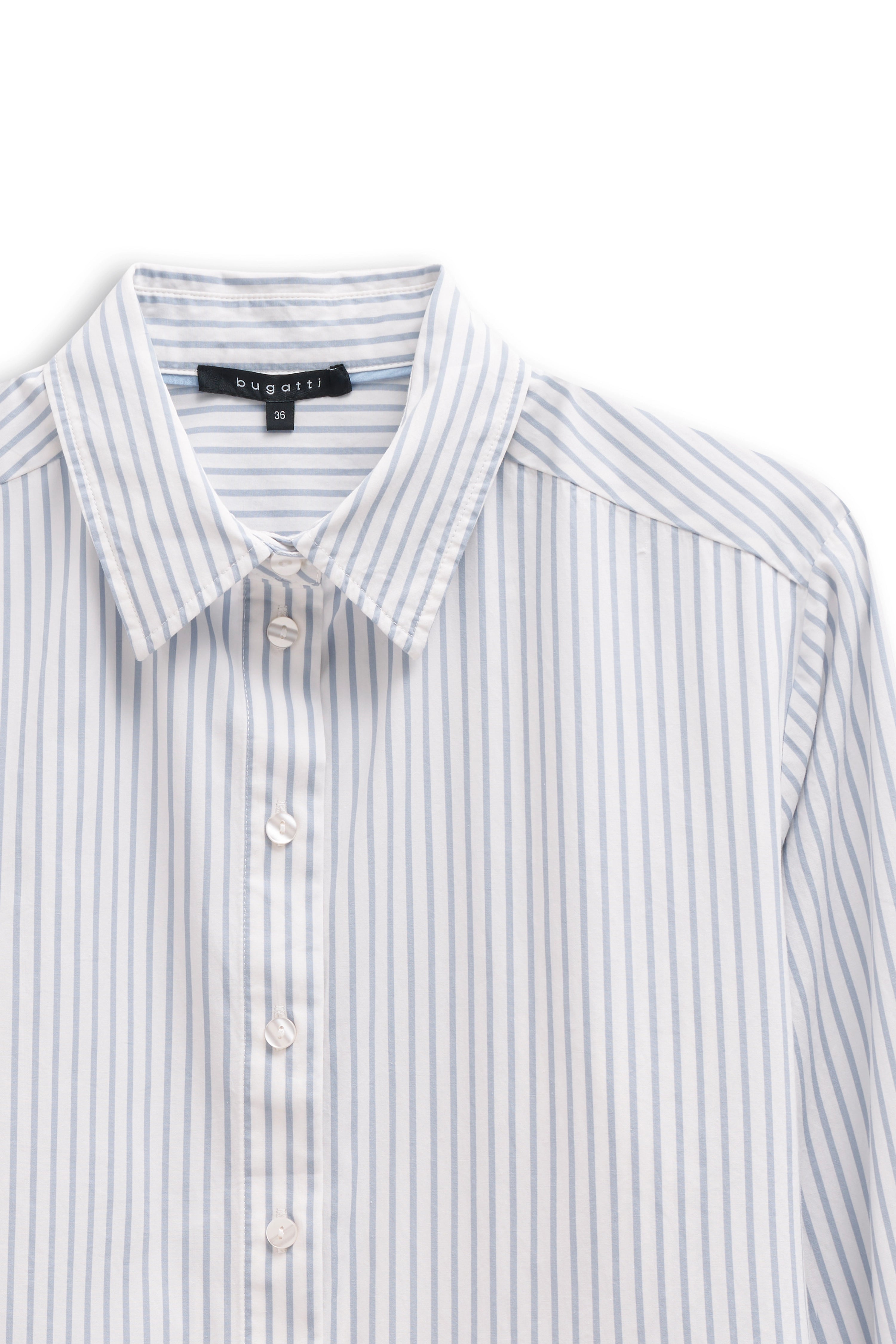 Bugatti Hemd, blau-weiß gestreift, Büstenbild, stilvoll und zeitlos.