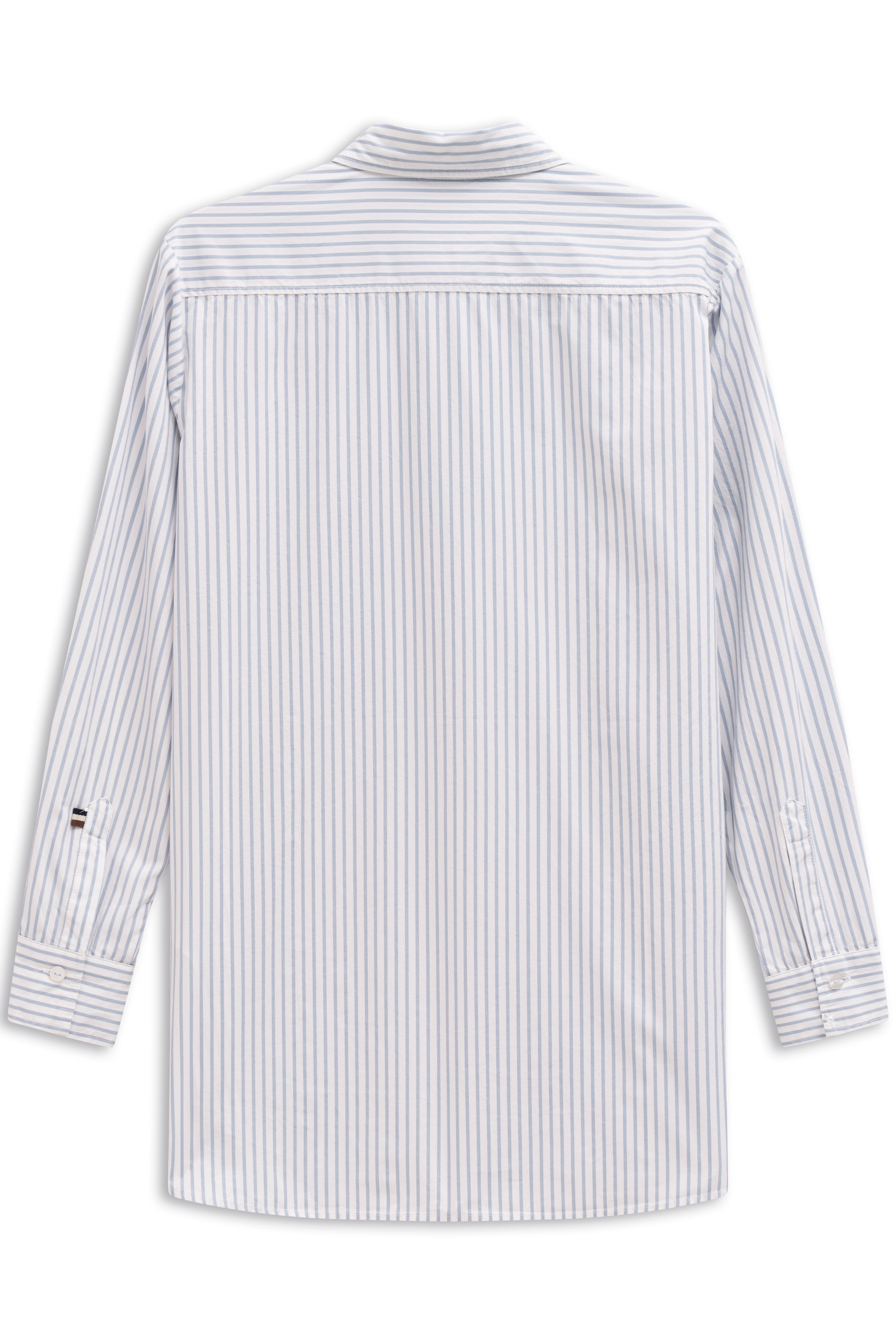 Streifenhemd in Weiß und Hellblau, Büstenbild, bugatti Stil und Eleganz.