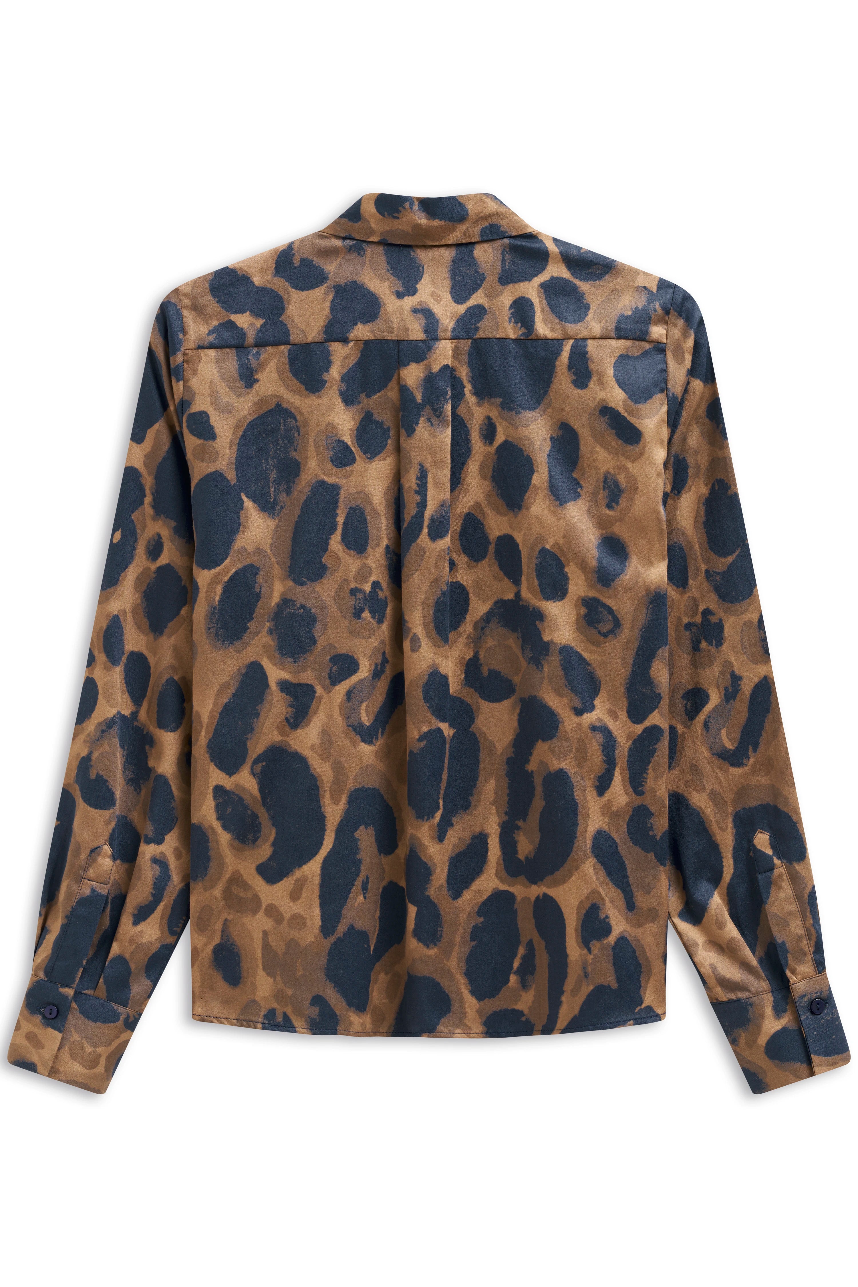 Langärmeliges Hemd mit braun-blauem Leopardenmuster, Rückenansicht, legeres Design.