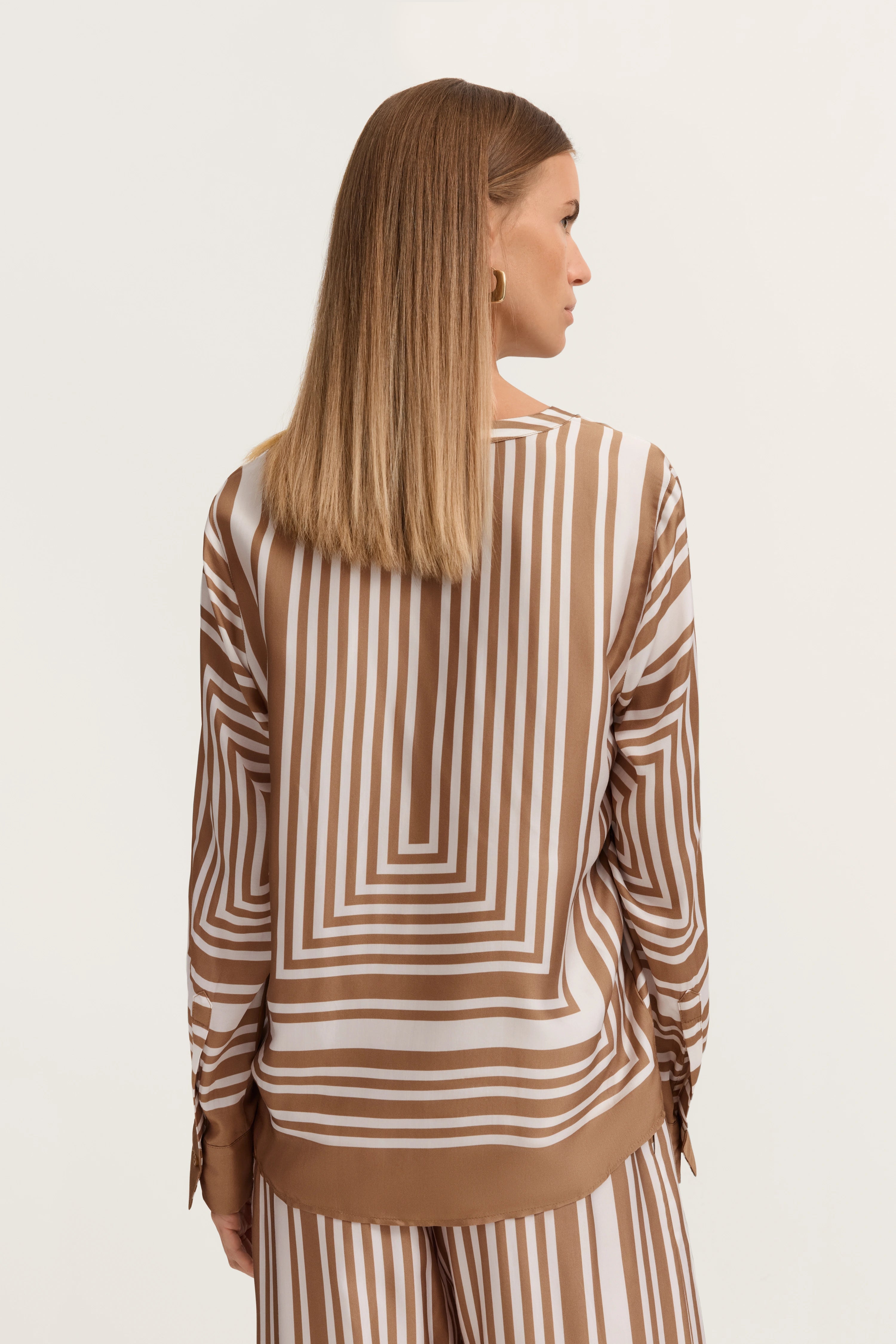 Gestreiftes bugatti Outfit in Braun-Weiß, Modelbild von hinten, entspanntes Posing.