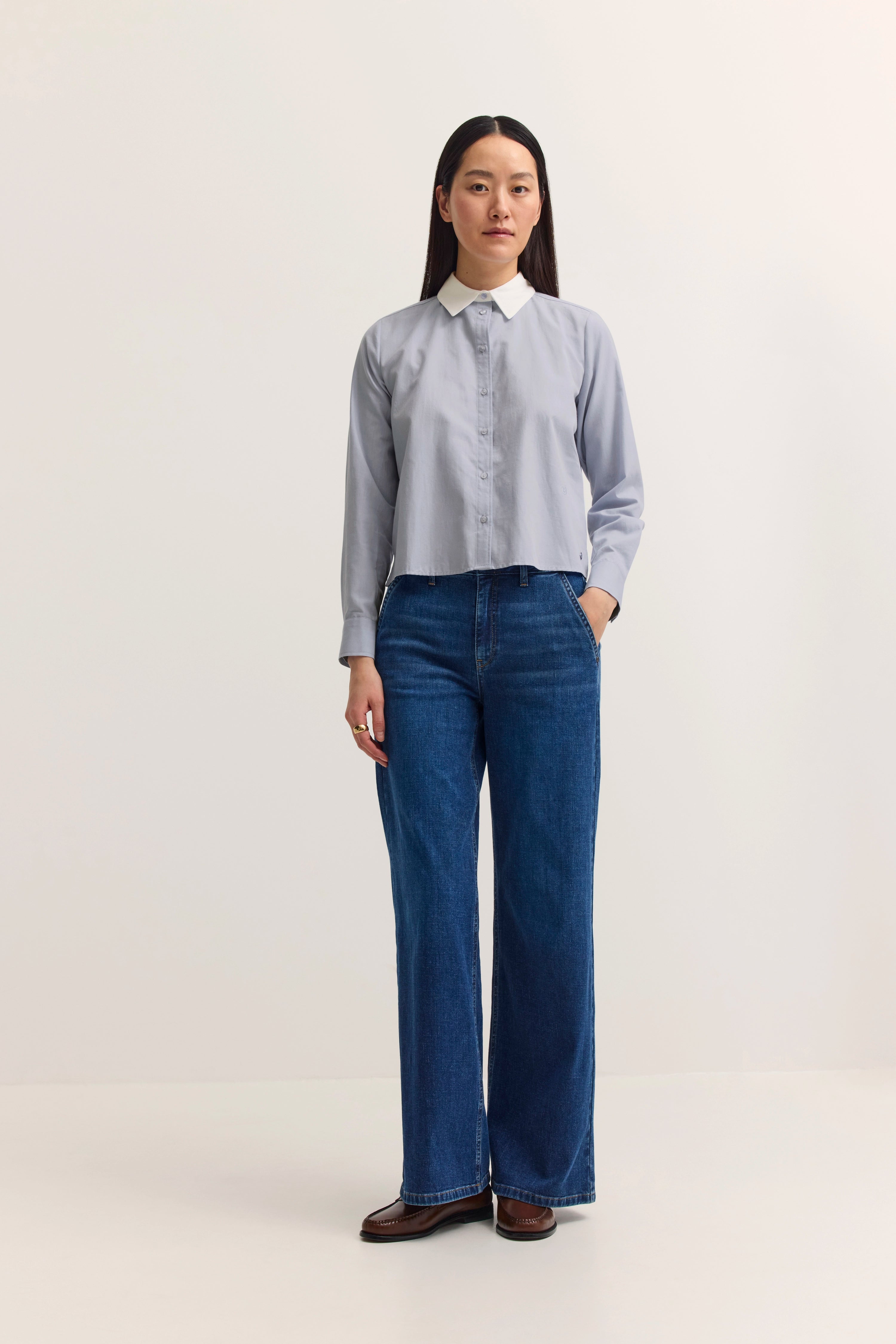 Graues Hemd und blaue Jeans, Modelbild, entspanntes Stehen.