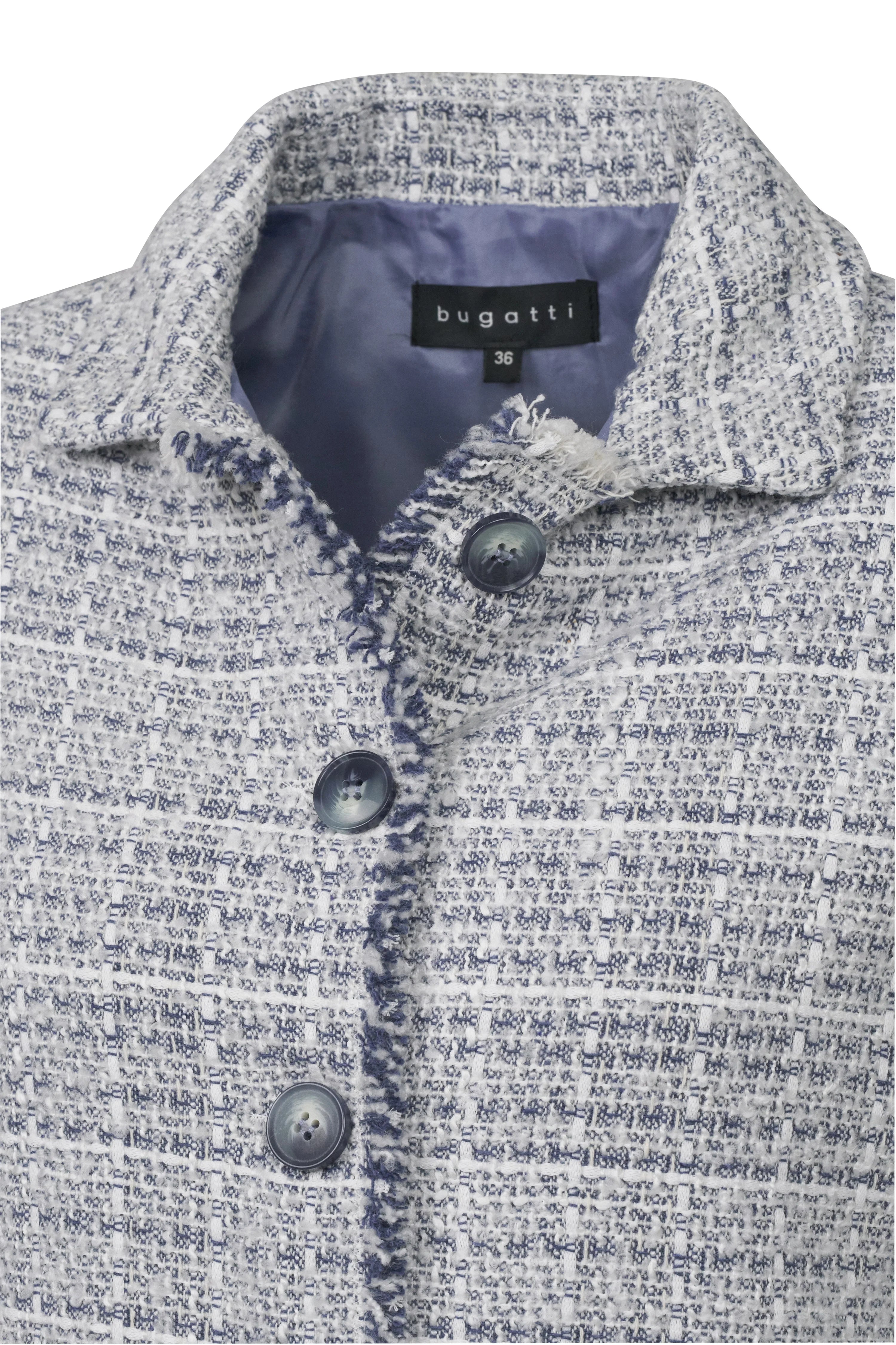 Borstbeeld met lichtblauw tweed-jasje, knopen en wit topje, elegant en stijlvol outfit van bugatti.
