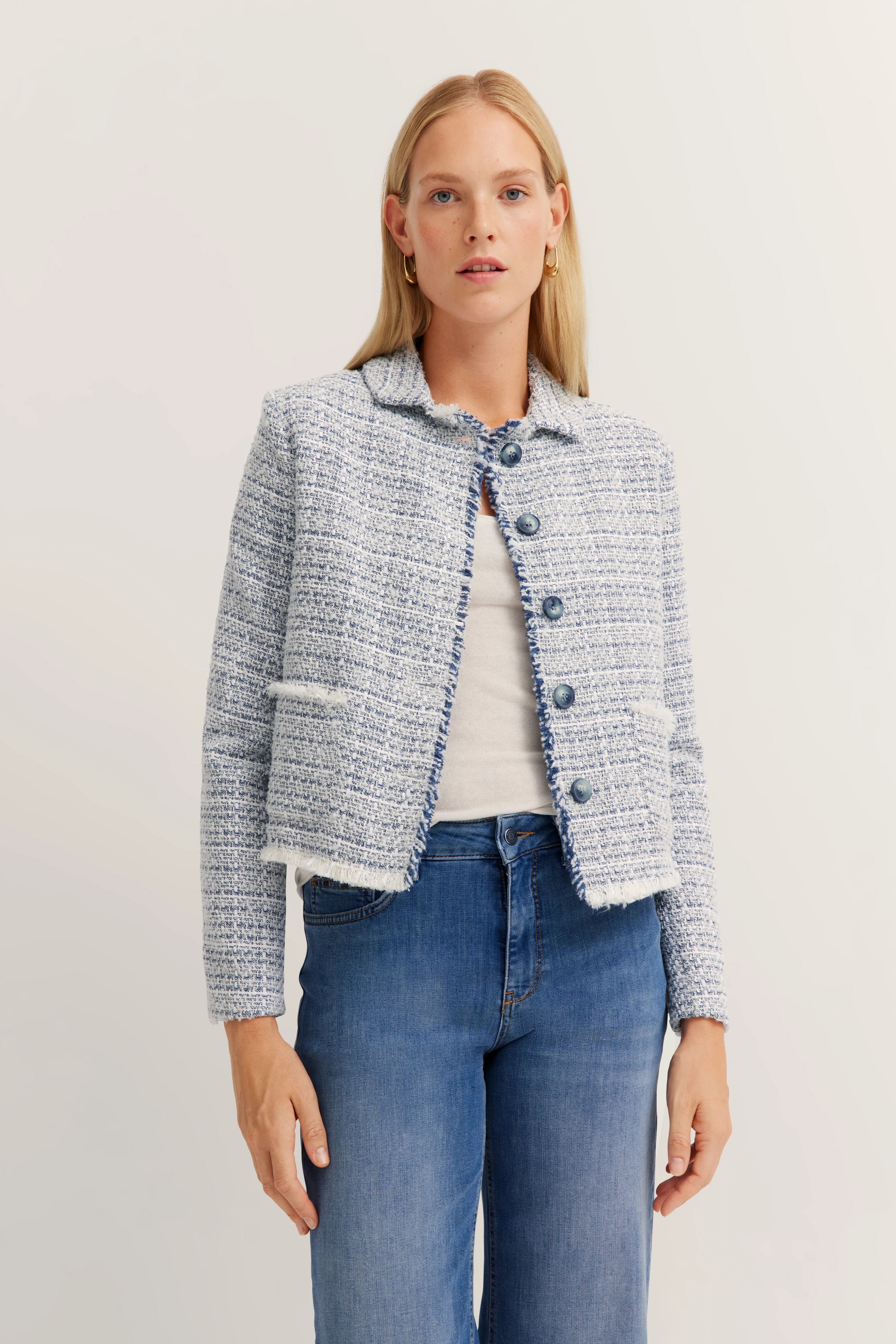 Blau-weiße Tweedjacke, weißes Top, blaue Jeans