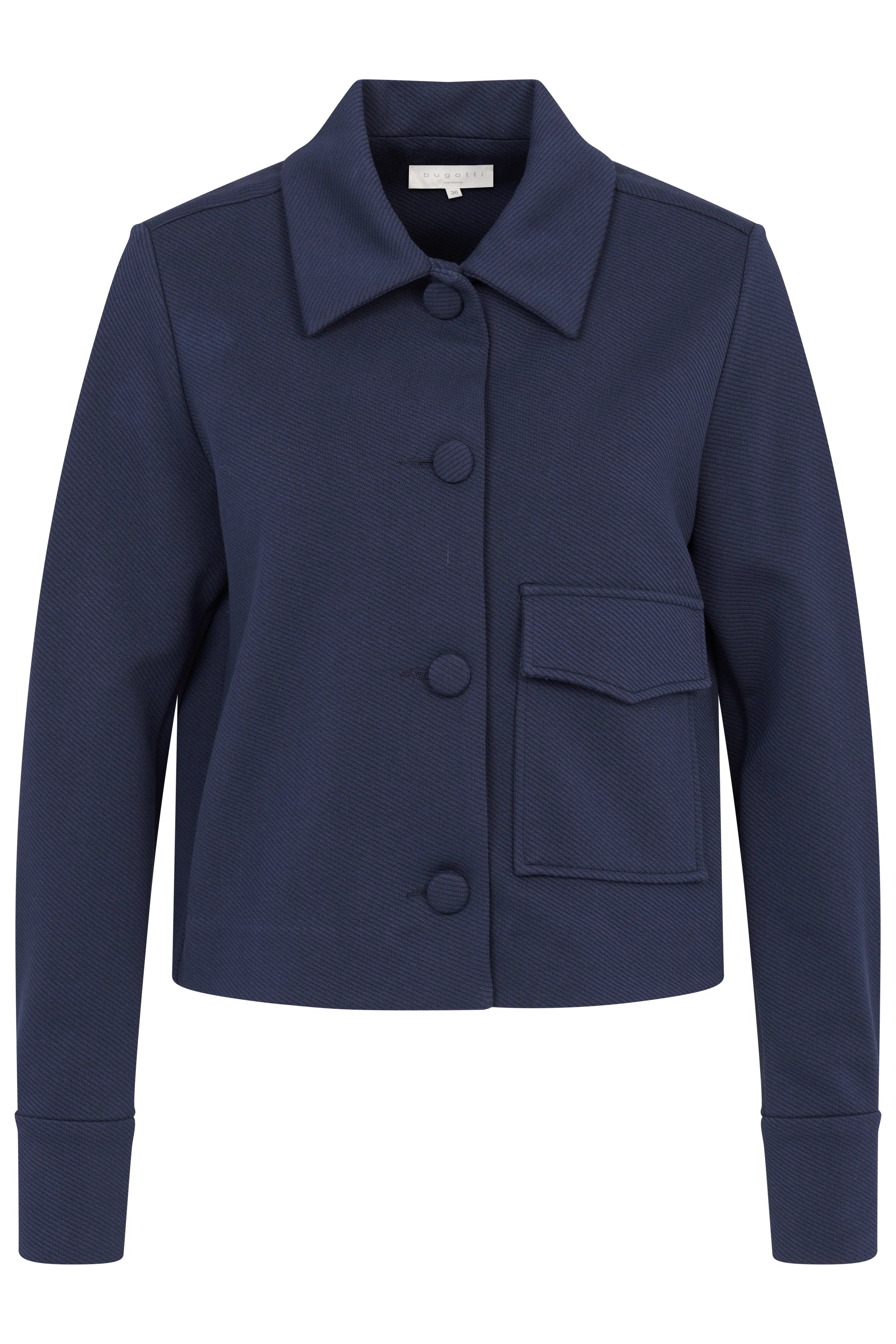 Dunkelblaue bugatti-Jacke mit Kragen und Fronttasche, Büstenbild.