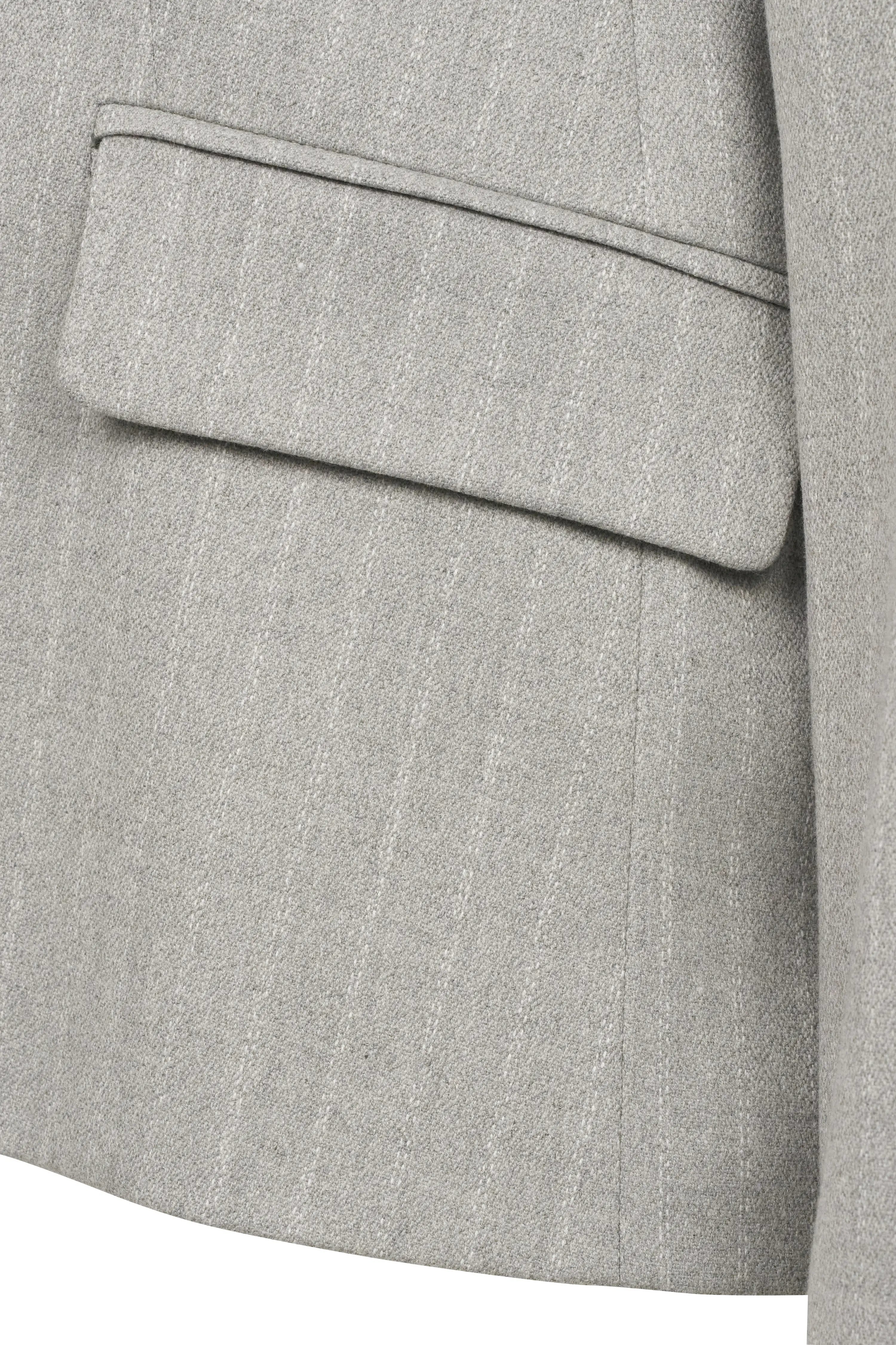 Grauer bugatti Blazer mit feinem Streifenmuster, Detailaufnahme, hochwertige Textur und klassische Eleganz.