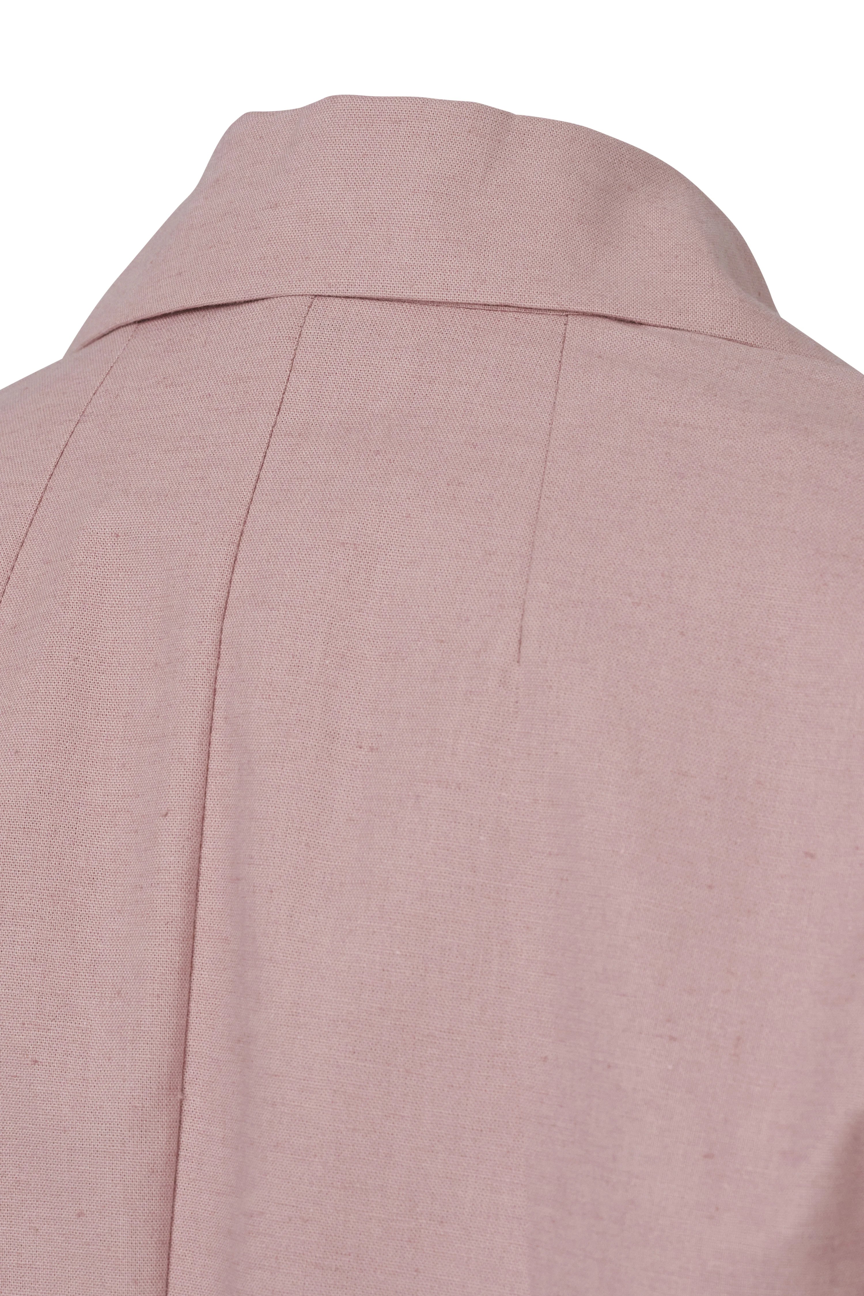 Büstenbild eines rosa bugatti Hemdes, Nahaufnahme des Kragens und Stoffdetails.
